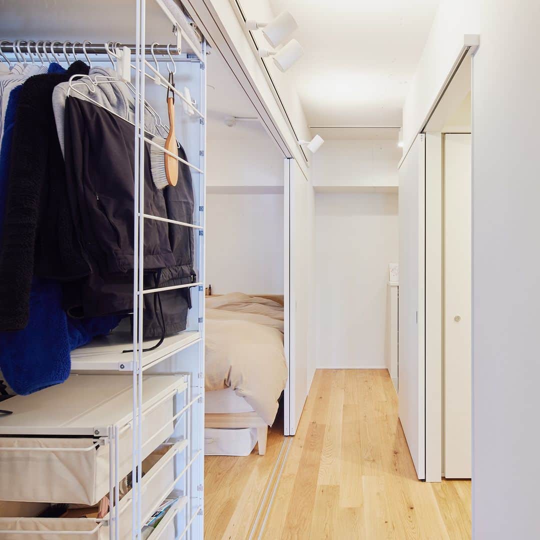 無印良品の家さんのインスタグラム写真 - (無印良品の家Instagram)「【寝室特集】 ※右上のブックマークのアイコンをタップすると保存できます。  無印良品のリノベーション「MUJI INFILL 0」にお住いのオーナーさまの素敵な寝室を紹介します。  1ｰ3枚目 神奈川県川崎市の閑静な住宅街に建つマンションの一角にあるMさんご夫妻の住まい。 日当たりと風通しの良い住まいで、気持ちよく朝を迎えていらっしゃいます。  4ｰ5枚目 東京都豊島区のマンションの一角にあるIさんご夫妻のお宅。 シェルフで空間を区切ることで個室のようになり、心地よい寝室に。  6-7枚目 東京都墨田区のマンションにあるIさんのお宅。 ステンレス製のユニットシェルフでゆるやかに仕切られた開放感のある寝室となっています。  #無印良品の家 #無印良品のリノベーション #mujihouse #無印良品 #muji #リノベーション #中古マンション #中古マンションリノベーション #リノベーションマンション #施工例 #施工事例集 #おうちづくり #家づくり #マイホームメモ #寝室 #寝室収納 #ベッドルーム #ベッドルーム収納 #快眠 #目覚めの良い朝 #寝室照明 #寝室スタイリング」8月18日 17時00分 - mujihouse