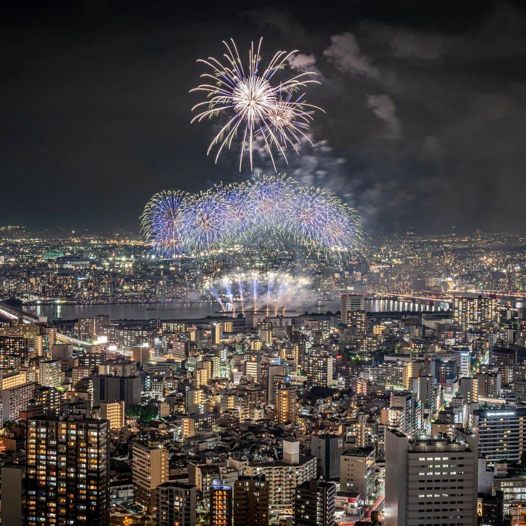 関西電力株式会社のインスタグラム：「＼夏の夜空、花火の魔法が降り注ぐ時間 ✨✨ ／  本日は、大阪の街を彩る花火をパシャリ📸  今年で第35回を迎えた「なにわ淀川花火大会」 琵琶湖と大阪湾をつなぐ淀川の空には、毎年大輪の花火が咲き乱れます🌟   本日お届けしているのは、コロナの影響を受け、3年ぶりの開催となった昨年の花火大会の様子。 夏の夜空に咲く花火は、まるで魔法のように大阪の街を幻想的に照らします👀  毎年有名アーティストの音楽と共に打ち上げられる花火は、目でも耳でも楽しめるエンターテイメントとなっています✨  みなさんオススメの関西のスポットがあれば、コメントで教えてください！  #関西電力 #灯りフォト部  #淀川花火大会 #淀川 #花火 #夏の思い出 #日本の絶景 #日本の景色 #関西旅行 #関西観光 #関西の旅 #夏の風物詩 #湖畔の景色 #写真好きな人と繋がりたい #カメラ好きな人と繋がりたい」