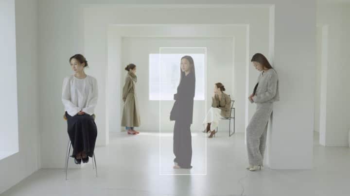 ユン・ヘジンのインスタグラム：「Renewal HAE146  HAE146은 클래식과 시크한 스타일의 토대 위에 발레리나의 여성스러움을 추가한 매력을 부여하고, 시대에 무관한 아름다움을 추구합니다. 또한 매년 지속 가능한 wearable한 의류를 위해 소재의 중요성을 강조하는 브랜드입니다. 높은 품질과 합리적인 가격의 좋은 소재의 의류를 선보이며 착용시 편안함을 위해 여성의 움직임을 섬세하게 고려하여 반영합니다. 저희 모든 제품은 국내 높은 품질을 준수하는 생산공장에서 숙련된 전문가들에 의해 만들어집니다.  Hae146은 2017년 런칭할 당시 디자이너의 이름과 그녀의 가족들 탄생월로 조합해서 비롯된 이름입니다 “가족으로부터 부여된 의미로 시작된 브랜드 네이밍인 만큼, 브랜드의 근본적인 가치는 가족에게 입혀도 좋을 품질과 가족에게 선물해도 기분 좋을 옷을 만드는 것에 두었습니다.” 옷에 대한 진정한 애정을 갖고 시작한 HAE146은 여러분의 따뜻한 사랑 덕분에 성장을 거듭하여 현재 6년차를 맞이하게 되었습니다  2023 a/w 시즌 부터는 “우수한 경험과 실력을 갖춘 디자이너”를 저희 팀에 영입하게 되었습니다.  이분은 파리와 국내 유수 패션분야에서 수년간 축적된 경험을 보유하며 무엇보다 저희 브랜드의 무드와 가치관에 대한 깊은 이해와 애정을 가지고 있습니다. HAE146의 브랜딩과 기획 컨셉을 보다 체계적으로 구축하여 퀄리티를 한 층 높여, 새로운 레벨로 변화된 HAE146을 선보일 예정입니다.  저 또한 기존 체제를 유지하며 대표로서, 디자이너로서 함께 열심히 작업하고 있습니다.   2023년 A/W Season 컬렉션부터는 새롭게 함께 작업한 제품들을 -매주 Hae146 Capsule Collection-으로 선보일 계획입니다 많은 관심 부탁드립니다  또한, 저희 새로운 디자이너분의 약력도 간략하게 소개해 드리겠습니다.  [학력] L‘institut Supérieur Des Arts Appliqués  Styliste option design-textile 패션디자인과 Grand prix  수석졸업 [경력] -파리   Balenciaga stage    Chloé  -서울   MCM   System    Lanvin collection 외 다수 브랜드 프리랜서로 활동  그럼 곧 @hae146 에서 만나뵐게요 기대 많이 해 주세요!!!🫶🏻」