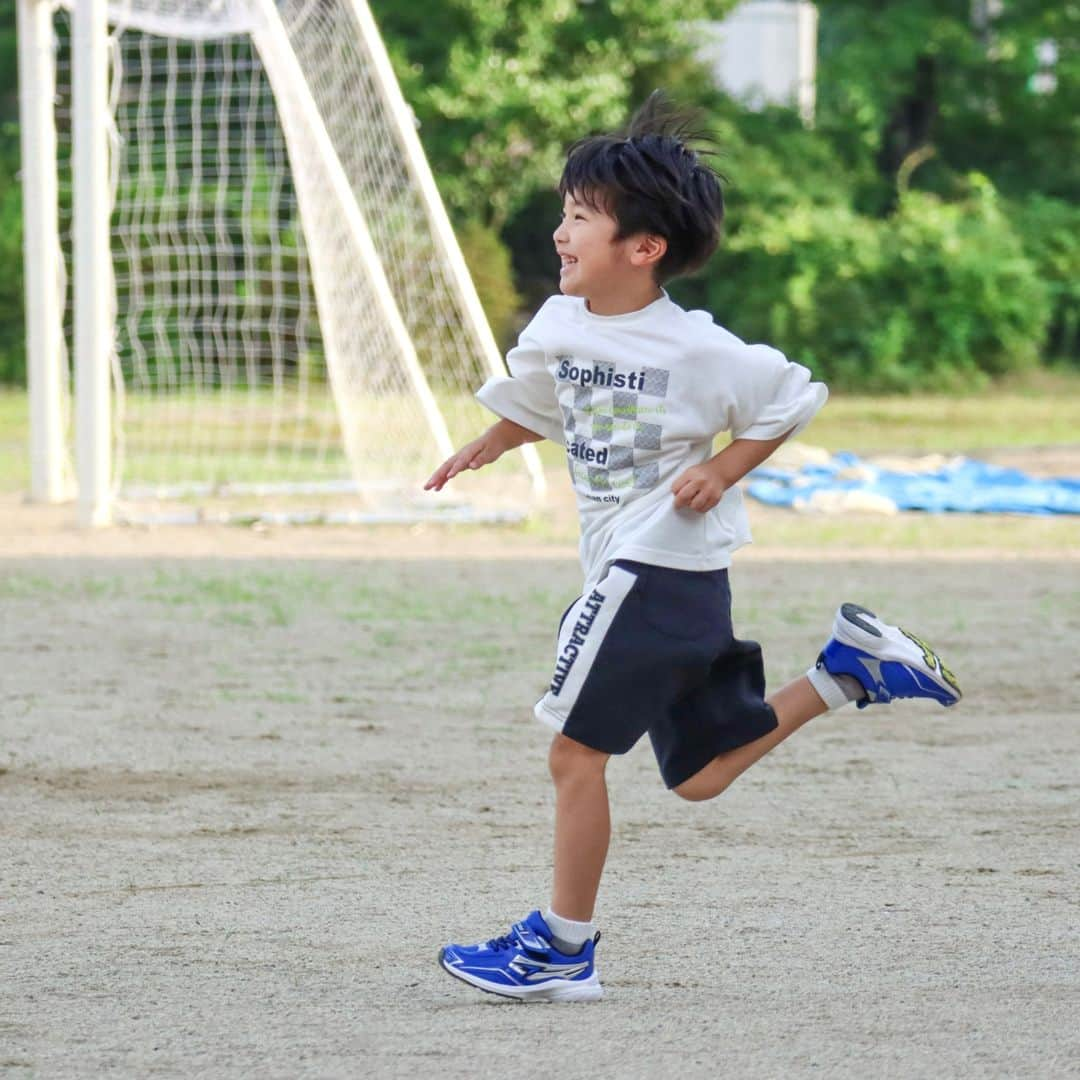 瞬足（公式）のインスタグラム：「. COOLなNewデザイン登場👟✨ ⁡ キャンプ、海、山、お祭り… 夏休み真っ盛りのお子さまは 毎日走り回って、楽しくお過ごしでしょうか😊？ ⁡ この度SYUNSOKU V10シリーズに かっこいい新デザインの靴が仲間入りしました！ ⁡ カラーは4色🔷 本体カラーと合わせた瞬足マークに、 ゴールドやシルバーでCOOLに締めたサイド。 全方位、どこから見てもかっこいいデザインです！ ⁡ 見た目だけでなく、機能性もお任せを✨ ⁡ グリップ力に優れた 大型のV10オリジナルスパイクは、 学校の校庭ですべりにくく、力強い走りをサポート！ エッグラスト設計は、かかとをホールドし安定した走行へ。 ⁡ 頼れる機能×かっこいいデザインで 夏を思いっきり楽しみませんか？ 新学期、クラスの注目も集めちゃうかもしれません🤭 ⁡ 👟品番：SJC0900(BK)(B)(R/B)(G) サイズ展開は16.0〜23.0cm(2.5E) ハーフサイズあり ⁡ Photo by @rurio2939 着用サイズ 18.5cm _____________________________________________ #瞬足 #syunsoku #瞬足デビュー #運動靴 #子供靴 #キッズスニーカー #キッズシューズ #スニーカーコーデ #通学靴 #瞬足20周年 #今日夢が走り出す #走りやすい靴 #通園靴 #おでかけ靴 #靴選び #外遊び大好き #キッズコーデ #お洒落キッズ #新発売商品 #キッズファッション #スニーカー男子 #キッズコーデ男の子 #男の子ママ #男の子コーデ #むすこふく #むすこーで #小学生男子 #男の子ファッション #学校コーデ #こそだてぐらむ」