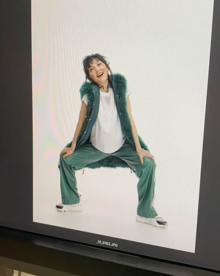 南果歩のインスタグラム：「#婦人公論 9月号が発売になりました😊 写真セレクトの様子を少しお見せしますね🌈 スタッフとみんなであれこれ言いながら決めていきます🍀🍀🍀 #浅井佳代子 さんとの撮影はいつも和やかな中にピリッとするものがあって好きです‼️ 母が昔から読んでいたこともあって、婦人公論は大好きな雑誌です。 インタビューも是非読んでみて下さいね😊😊😊  @kurodakeizo  メイク @kuniko_sakamoto  スタイリング #雑誌 #インタビュー #写真セレクト #南果歩 #kahominami #미나미카호 #japaneseactor」