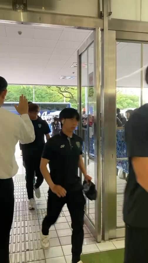 アビスパ福岡のインスタグラム：「選手バス到着シーンをお届けしました。  本日の新潟戦も応援よろしくお願いします⚽️  #アビスパ福岡」