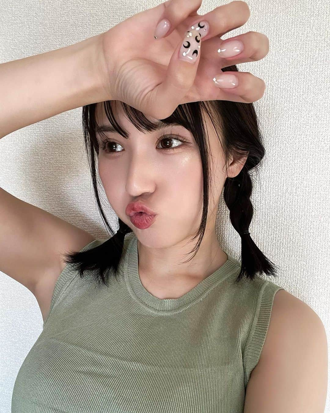 伊藤愛真のインスタグラム：「久しぶりにカラコンした！笑 ネイルチェンジ！かわいっ🌙 . . . . . . #chipieee#gravure #ネイル#ネイルデザイン#nail#nails#네일#ニュアンスネイル#ドットネイル#ナチュラルネイル#オフィスネイル#네일샵#젤네일#네일컬러#デザイン#ネイルサロン#フレンチネイル#marineserre」