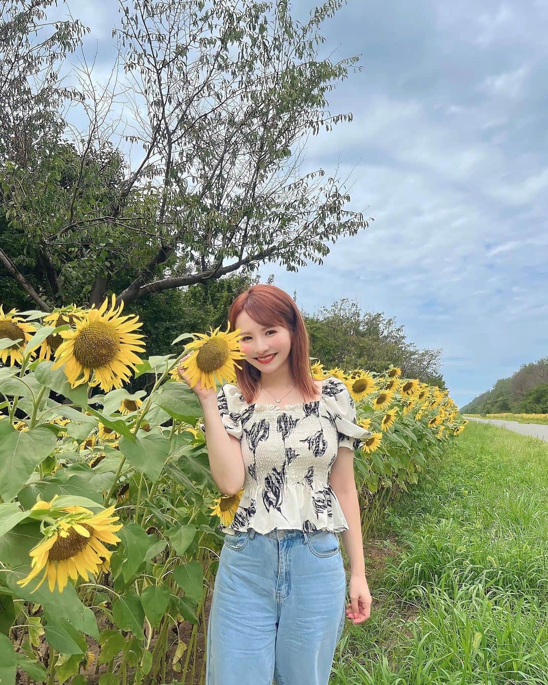 小林真琴のインスタグラム：「. ひまわりロード🌻💛  #ひまわり #菜の花ロード #大潟村 #秋田 #秋田県」