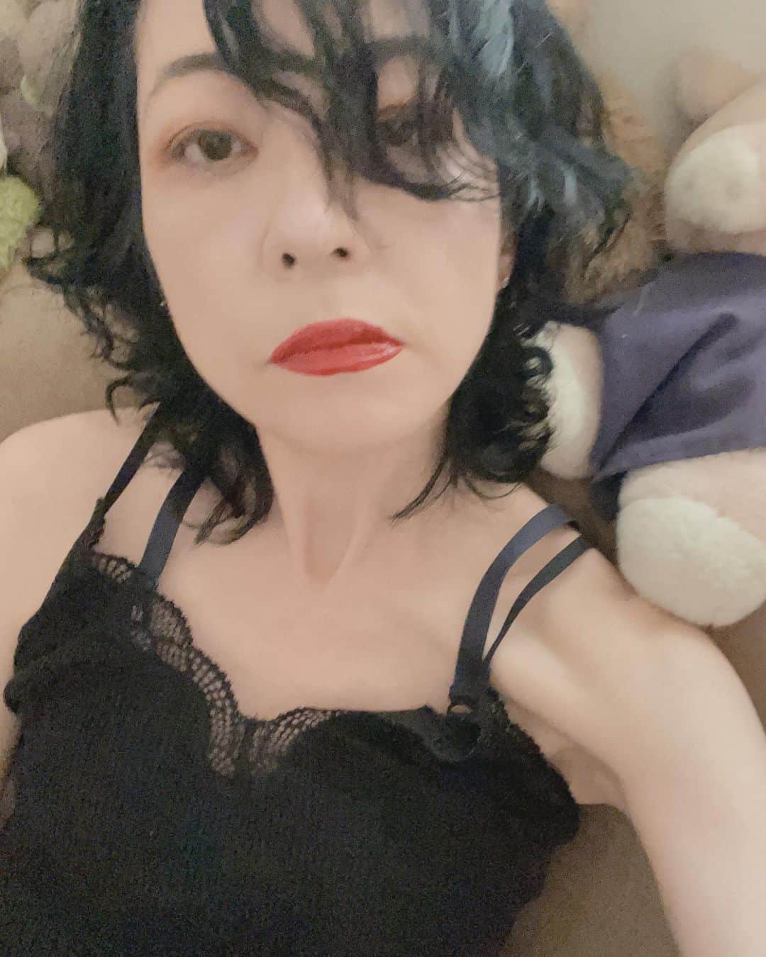 日暮愛葉さんのインスタグラム写真 - (日暮愛葉Instagram)「これからオンラインミーティング。 家から出る予定は買い物くらいしかないけど バッチリメイクで。 髪が凄く伸びたんだけどわからないね。  ソファの上のぬいぐるみに囲まれて。」8月18日 17時10分 - aiha_higurashi
