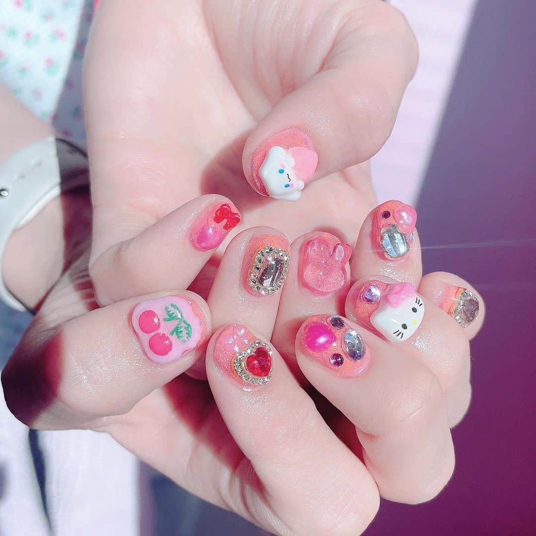 のインスタグラム：「🍒 🩷 new♡ なてゅになるとピンクにしがち(Ｕ 'ᴗ' Ｕ) と思ったけど普段からピンクが多いかも (Ｕ⌒▽⌒Ｕ) ハッピーな女児ネイルにしてもらったなの♡ フラッシュでおしゃしんとってもかわいいし自然光でもかわいいのでお気に入り♡(Ｕ///'ᴗ'///Ｕ) lovlでこのおしゃしんみせたらおそろいもできまるよ〜♡.°ʚ(Ｕ 'ᴗ' Ｕ)ɞ°.  #lovl  #lovlnail  #newnail  #newnails  #newnails💅  #kawaii #kawaiinails」