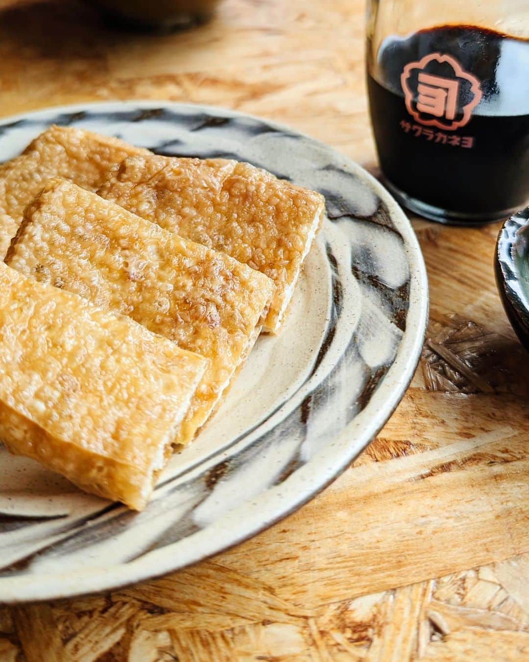 前田紀至子のインスタグラム：「TOFU STANDで食べた油揚げとサクラカネヨのお醤油。  マルマメン工房で見た、生命の歓びを歌う植物が一面に広がる圧巻の光景。  これからも不意に思い出すであろう、幸運にも垣間見た豊かな日常です。また食べたいなぁ、ふんわりカリッの油揚げ。  #TOFUSTAND#マルマメン工房#鹿児島」