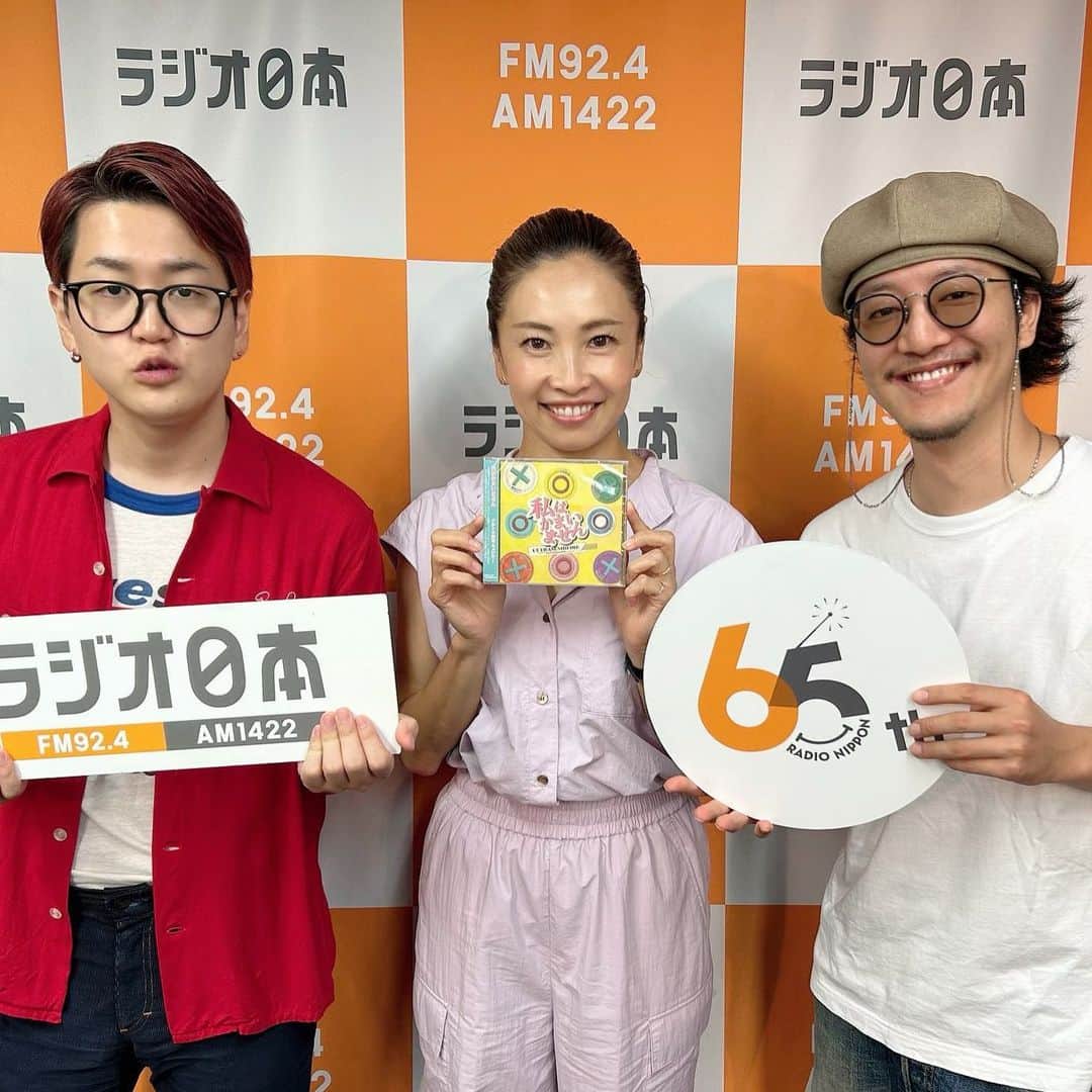 吉村民さんのインスタグラム写真 - (吉村民Instagram)「ラジオ日本「SWEET!!」。 8月1日(火)のゲストは 7 人組バンド・ウルトラ寿司ふぁいやーの  ヴォーカル・J ぺいさん& しょーりんさんでした！  ウルトラ寿司ふぁいやーの皆さんは、2017 年に結成された、東京を拠点に活動する 7 人組エンタメバンドで、アカペラ出身者×バンド出身者という異なるバックグラウンドを活かし、 バラエティとハーモニーに富んだ楽曲を展開しています！  7 月 26 日にドン・キホーテとの共同レーベル"ドレコード"から  シングル「私はかまいません」でメジャーデビュー。  音楽業界だけでなく、寿司業界でも大注目のバンドです。  ドン・キホーテとの共同レーベル"ドレコード"から デビューと初めてお話を聞いた時は  J ぺいさん は「めっちゃいいじゃんっ！メジャーデビューってする意味ある?くらいな気持ちもあったんですが。 それなら面白いかも!」って思えたそうです。  しょーりんさんは 「どういうことですか!?!!?面白そう!!笑笑 っ」てなったそうです。  確かに、私もドンキホーテからデビュー？！とビックリしました笑  お二人の出会いは 2017 年にたまたまバンドを解散した翼さん(高校時代の軽音仲間)と、 お笑いコンビを解散した J ぺいさんが一緒にバンドをやろうとなったことがきっかけ。 本格始動を機に、大学時代のアカペラ仲間も招集。 初のセッションで”全てはエンターテインメント”が生まれたことに手応えを感じ 活動を開始したそうです！  そして、J ぺいさん&しょーりんさんは、ウルトラ寿司ふぁいやーの中でヴォーカルを務めているとのことで... スタジオでは生アカペラを披露。私も参加させていただきましたが、、、 お2人のいい声に耳が聴き入ってしまい、自分が歌うということが 本当に難しかったです笑  今回の新曲、 『私はかまいません』は しょーりんさんが作詞を担当。 「毎日の中にあるうっかりなミスって沢山ありますし、たまーにテンション下がってし まうこともあるけど、前向きに捉えてしまう人の物語」なんだそうです！ 「これを聴いてくれた方が ちょっとでも笑ってもらえたら嬉しいです!」とお話しくださいました。  ウルトラ寿司ふぁいやーのデビューシングル 『私はかまいません』は、全国の CD ショップにて発売中です。 一部のドン・キホーテ店舗では、通常盤より楽曲が多く収録されている 【ドン・キホーテ盤】もゲットできるそうです！ 詳しくは、公式 HP や Twitter など SNS をチェックしてみて下さいね!  #ウルトラ寿司ふぁいやー」8月18日 17時15分 - yoshimuratami