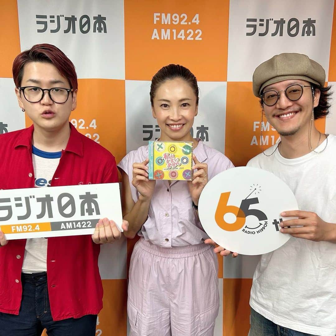 のインスタグラム：「ラジオ日本「SWEET!!」。 8月1日(火)のゲストは 7 人組バンド・ウルトラ寿司ふぁいやーの  ヴォーカル・J ぺいさん& しょーりんさんでした！  ウルトラ寿司ふぁいやーの皆さんは、2017 年に結成された、東京を拠点に活動する 7 人組エンタメバンドで、アカペラ出身者×バンド出身者という異なるバックグラウンドを活かし、 バラエティとハーモニーに富んだ楽曲を展開しています！  7 月 26 日にドン・キホーテとの共同レーベル"ドレコード"から  シングル「私はかまいません」でメジャーデビュー。  音楽業界だけでなく、寿司業界でも大注目のバンドです。  ドン・キホーテとの共同レーベル"ドレコード"から デビューと初めてお話を聞いた時は  J ぺいさん は「めっちゃいいじゃんっ！メジャーデビューってする意味ある?くらいな気持ちもあったんですが。 それなら面白いかも!」って思えたそうです。  しょーりんさんは 「どういうことですか!?!!?面白そう!!笑笑 っ」てなったそうです。  確かに、私もドンキホーテからデビュー？！とビックリしました笑  お二人の出会いは 2017 年にたまたまバンドを解散した翼さん(高校時代の軽音仲間)と、 お笑いコンビを解散した J ぺいさんが一緒にバンドをやろうとなったことがきっかけ。 本格始動を機に、大学時代のアカペラ仲間も招集。 初のセッションで”全てはエンターテインメント”が生まれたことに手応えを感じ 活動を開始したそうです！  そして、J ぺいさん&しょーりんさんは、ウルトラ寿司ふぁいやーの中でヴォーカルを務めているとのことで... スタジオでは生アカペラを披露。私も参加させていただきましたが、、、 お2人のいい声に耳が聴き入ってしまい、自分が歌うということが 本当に難しかったです笑  今回の新曲、 『私はかまいません』は しょーりんさんが作詞を担当。 「毎日の中にあるうっかりなミスって沢山ありますし、たまーにテンション下がってし まうこともあるけど、前向きに捉えてしまう人の物語」なんだそうです！ 「これを聴いてくれた方が ちょっとでも笑ってもらえたら嬉しいです!」とお話しくださいました。  ウルトラ寿司ふぁいやーのデビューシングル 『私はかまいません』は、全国の CD ショップにて発売中です。 一部のドン・キホーテ店舗では、通常盤より楽曲が多く収録されている 【ドン・キホーテ盤】もゲットできるそうです！ 詳しくは、公式 HP や Twitter など SNS をチェックしてみて下さいね!  #ウルトラ寿司ふぁいやー」