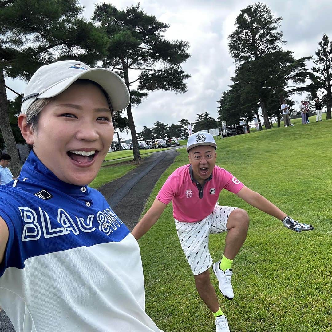 のインスタグラム：「今日はプロアマ！ @gminochi  ゴルゴ松本さん @maccoi_saito  マッコイ斎藤さん とご一緒させて頂きました🥺🙏 炎天下で湿度も高かかったのですが… 皆様のおかげで楽しくゴルフすることができました😎✨ ついに明日、 #エイジェックladygocup  が始まります！ 出場させて頂くことを感謝し 大会を盛り上げることで還元していけたらと思います！ ギャラリーに来てくださる皆様は しっかり暑さ対策してお越しください！！ 皆様にお会いできるのを楽しみにしております❤️ @natsuka_hori  なつか、楽しもうぜ😎🔥🔥🔥 @ladygo.golf  #ladygo #エイジェック #ゴルフ #ゴルフ女子  #ゴルフウェア  #ゴルフコーデ #ゴルフ初心者  #ゴルフ観戦 #ゴルフスイング #over30」