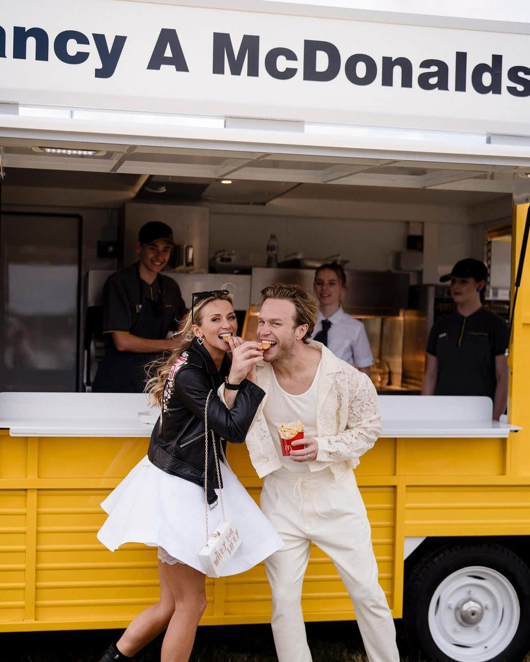 オリー・マーズのインスタグラム：「Not everyday you marry the 3 things you love the most!! McNuggets, McFries and McMurs (in that order) 🤪🤣👌🏻 . Thanks @mcdonaldsuk for the McNugget truck for our wedding weekend! Was Insane!」