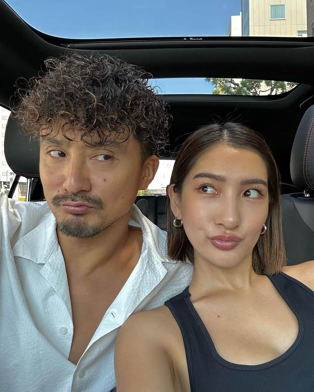 HARUEのインスタグラム：「Look at me, Look at you🩷  そういえば8/6は結婚記念日でしたね🤭🌹  2人きりでデートなんてなかなかできないから、会話で妄想デートする事が増えたけど🤣笑  子育てが落ち着いたらまた映画デートとかしたいね🫶🏼」