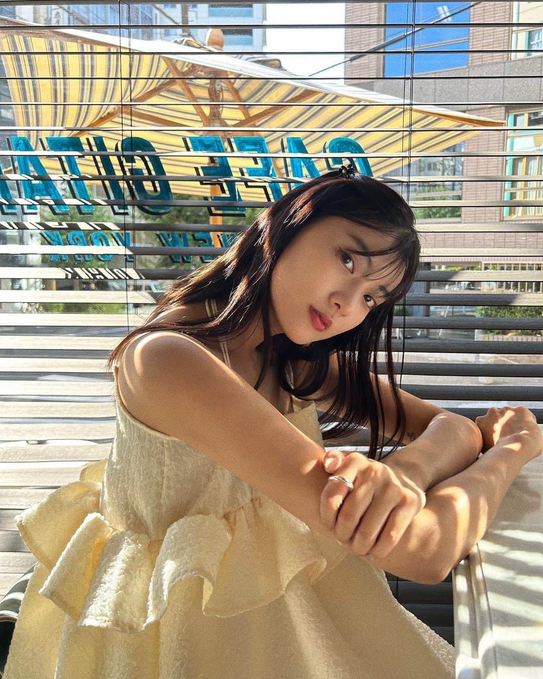 HITOMIのインスタグラム：「たまにはガーリーな服も着てみる🤍🧴 　 服は特にこだわりを持たずいいなと思った服をどんどんチャレンジして着るのが好き、！！(性格的にはストリート系着てそうですが、、^^;) 　 自分に似合う服ってなかなかわからないわよね〜！！！、！！！」