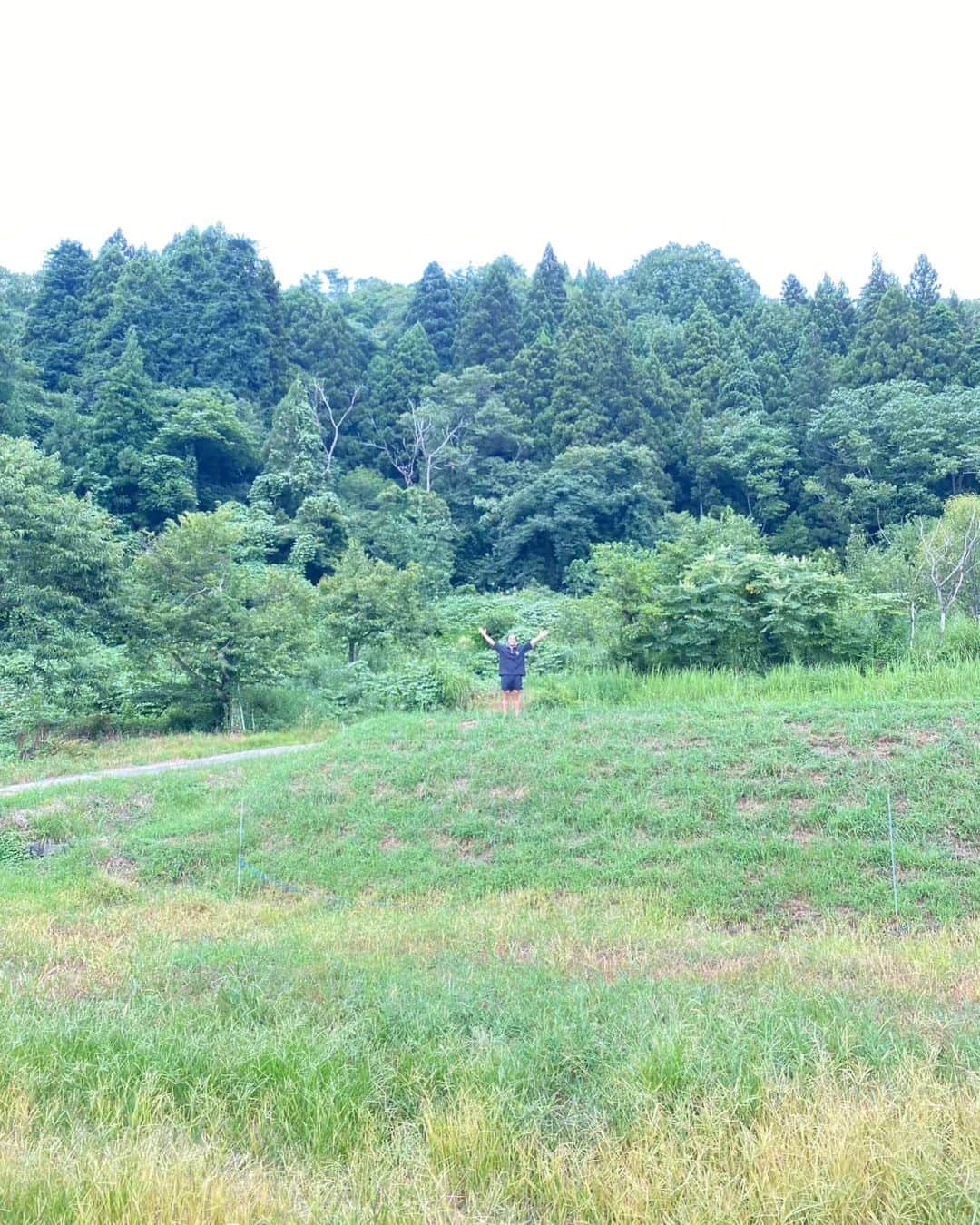 小澤海斗のインスタグラム：「夏の終わり  自然×蝉(脱け殻)×熊  自然に戯れて蝉のパワーを感じて 最後は熊と戦う。  自然のパワーは凄まじい。 回復しまくってる。」