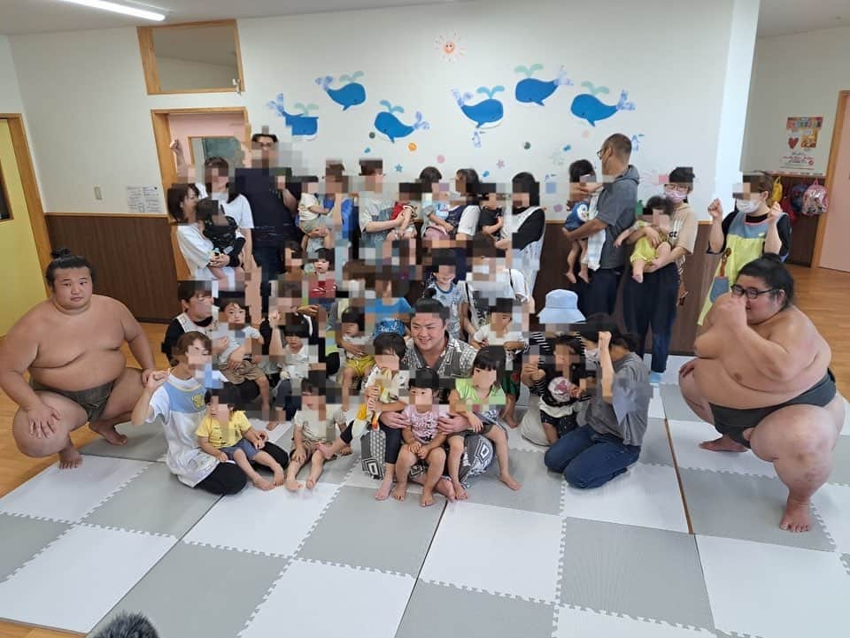 時津風部屋さんのインスタグラム写真 - (時津風部屋Instagram)「何グループかに分かれて、地元の幼稚園や介護施設にもおじゃましました。 写真は時疾風、吉井、柏王丸です。 宮城合宿では地元の皆様からたくさんの元気をいただきました。 お世話になりました。 ＃時疾風 #吉井 #柏王丸 #時津風部屋」8月18日 17時27分 - tokitukazebeya