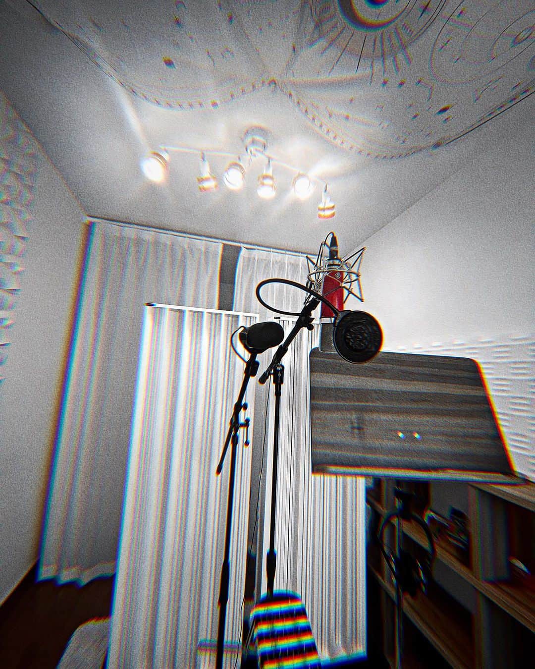 草川瞬のインスタグラム：「Recording ⁡ ♪ ⁡ 何か気持ちが溢れて収まらないので 語彙力も文章も無茶苦茶やと思いますが 殴り書き ⁡ 草川瞬の復帰Albumのレコーディングが 着々と進んでおります きっと10/22のHarvestには間に合うでしょう いや、間に合わせます ⁡ ここ数年作家として楽曲提供をさせて頂き Backing Vocal(コーラス)で参加させて頂き 自分以外のアーティストの作品で 音楽をすることが殆どでした ⁡ 今年に入りそろそろ歌えるかなぁと 様子を見ながら歌うことも始めていき (ボイストレーニングで発声の練習はずっとしています) 復帰を決意しイベントの開催に踏み切り アルバム制作を進めてきました ⁡ 本当に久しぶりに自分の作品を作っていると 楽曲が出来るまでの過程に 色んな人のご協力と時間と想いが 重なって出来上がっていくんだなぁと 改めて感じています ⁡ 自分はTrackという 打ち込みや楽器が出来ないので トラックメーカーさんにお世話になり レコーディングではエンジニアさんにお世話になり ディレクターさんにレコーディングでの 自分の方向を導いてもらっています ⁡ レコーディングの度に感謝の気持ちが 色濃く重なっていっています ⁡ 普段何も気にせず楽しんでる3分間の音楽は これだけの時間をかけて作られてるんだなぁと ⁡ 音楽だけではなく 普段使う道具や食事、居住空間など 全ての物事は色んな人達の想いの上で 成り立つ尊いものなんだなぁと 感慨深くなってきてます ⁡ 聞いて下さる方に楽しんでもらえる アルバムを目指して まずは自分が納得し 自信を持って提供出来るよう 完成まで頑張っていきたいと思います ⁡ 待ってくれているファンの人はお楽しみに❤️」