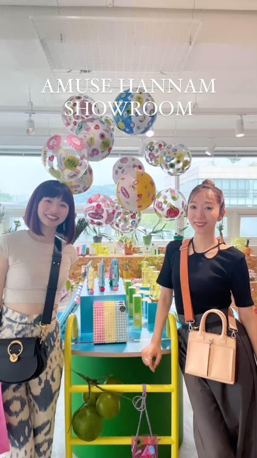 浜崎美保のインスタグラム：「漢南洞でshopping🛍  韓国でここにしかないAMUSE HANNAM SHOWROOMへ🏖可愛いかったぁ😘🫶アイテムは全部vegan🤗🌿🍉  ここのお化粧水がめちゃくちゃ良い🥹✨グングン入っていく🥹💚SOYBEAN CREAMも最高🤩🙌  コスメたくさん買ったら特点もわんさか😳💓店員さんも可愛かったなぁ〜🤤💕  #韓国 #韓国旅行 #2泊3日 #漢南洞 #AMUSE #vegan #vegancosme #beauty #Korea #hanamdon」