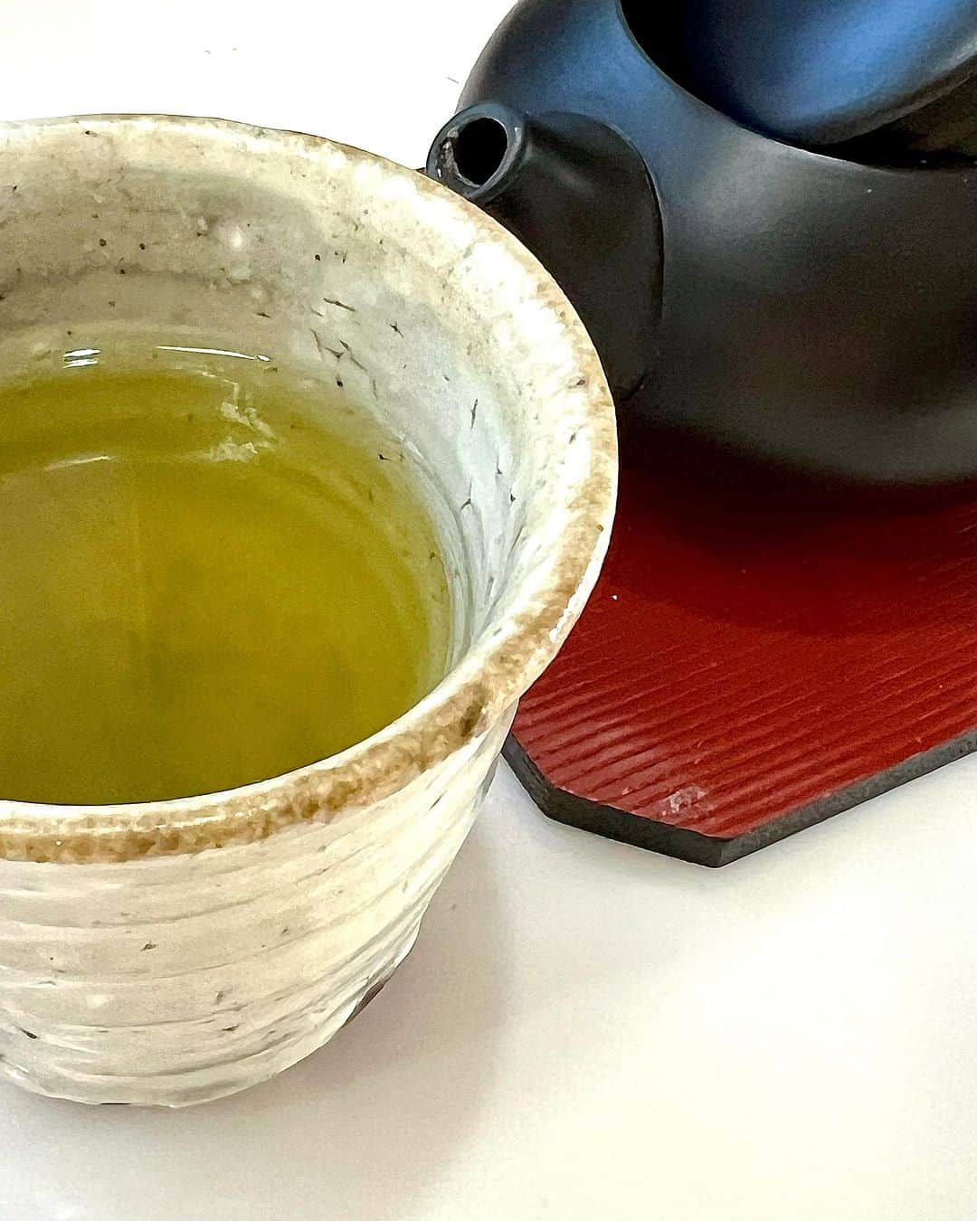 世良公則さんのインスタグラム写真 - (世良公則Instagram)「・・・・・・  今日は  お煎茶をいただく  最後の一滴までしっかりと  ここに旨味が凝縮されている  暑い日中、ややぬるめのお煎茶  元気をいただく  (自作の湯冷まし・湯呑み)  ・・・・・・  #世良公則 #masanorisera #japaneseartist #japaneseculture #japaneseteaceremony #japanesetea #お煎茶」8月18日 17時30分 - masanorisera