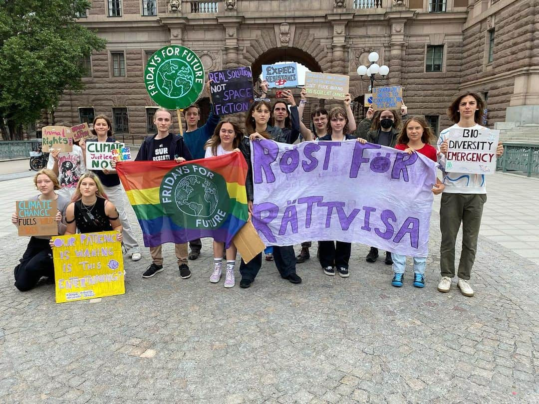 グレタ・トゥーンベリさんのインスタグラム写真 - (グレタ・トゥーンベリInstagram)「Week 261. This weekend marks 5 years since the first school strike for the climate and Fridays For Future was born. For five years, we in this movement have shown up every week demanding climate justice. Some Fridays we have been millions of people flooding the streets of the world, other Fridays we have been a few dozen who have braved the cold outside our local Parliament buildings. Even though we have shown time and time again that we are millions around the world who demand change, the world is not moving in the right direction. The emissions of greenhouse gases are still going up. We are rapidly approaching planetary tipping points at faster rates than previously expected. We desperately need radical climate action now to save what can still be saved and limit as much as possible of the disastrous effects of the climate crisis that people are already experiencing. Too much is at stake, which is why we have to continue – there is simply no other option. We must keep up the pressure and not let the people in power get away with sacrificing people and planet for the sake of profit and greed. Everyone is welcome and needed in the climate justice movement, the fight has only just started. Find out more how you can join Fridays For Future at fridaysforfuture.org , start your own group or join a local chapter. Our next global climate strike is September 15th. See you on the streets! #FridaysForFuture #ClimateStrike #EndFossilFuels」8月18日 17時32分 - gretathunberg