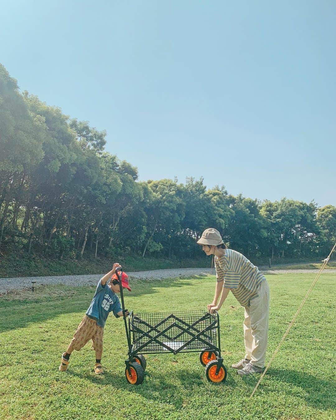 むらたさきさんのインスタグラム写真 - (むらたさきInstagram)「🏕️🏕️ ． 夏休みの前半に、 ソレイユの丘のキャンプ場へ〜🌳⛵️🥰🎡 #父ちゃんの連休が晴れたらキャンプへ  ． @soleil_yokosuka  ↑リニューアルして🐶🐶🆗の トレーラーハウス(エアコン付き🙊💘)エリアが出来ていて、 春に次いで2度目の宿泊🏕️✌️😘✨ ． ． 昼間は公園で アスレチック、芝滑り、宝探し、磯遊び、乗り物、自転車でた〜〜っぷり遊んで、 夜はBBQ🍴😋 ． 園内のお風呂屋さんに寄って、 そこで仲良くなったファミリーと花火をして、 翌日も朝から一緒に虫とりをしたり お菓子を交換したり(笑)、 じゃぶじゃぶ池でこれでこんなにずぶ濡れる🤣⁉️ってくらいに遊んで、 ． 最後はもう着替えも使い果たして ズボンはパジャマでもいいかい🙏😅🩳？な、 楽しい楽しい2日間でした♡♡ ． パン🐶チー🐶もニッコニコ🫶🥰 (6枚目) ． ． ． 2枚目は、Movie🎬🦧🌴 #sunnybrothers_movies ． ． ． 次男の同級生にバッタリ会ったり♡、 ． わたしもこれまたバッタリ🫢❕ 10数年振り？に知り合いに会って (いやまさか、横須賀のお風呂屋さんの待合室に居ないでしょ🧐⁉と声かけるの迷った😂) 再会もうれしかったー🤝✨ ． ． ＆ 🏕️から徒歩5分の場所にどうしても行きたい場所があって🙈、 念願に寄れたので感無量でした✌️🥰 ． (これはまた改めて♡🎬) (気付かないくらいの小さいヒントが3枚目の背景にあります⛰️😂) ． ． ． ． ． ． ． ． ． ． ． ． ． ． ． #10歳 #7歳 #3歳 #三兄弟ママ ． #ソレイユの丘 #ファミリーキャンプ #犬連れキャンプ」8月18日 17時35分 - muratasaki