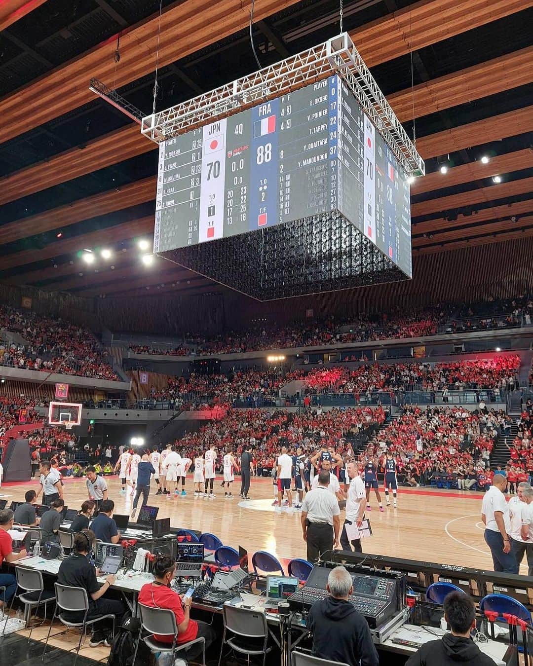 フランス大使館のインスタグラム：「昨日の🇫🇷✖️🇯🇵強化試合は、手に汗握る素晴らしい戦いでした。選手の皆様、感動と興奮をありがとうございました✨  いよいよ次の舞台は FIBAバスケW杯 2023🏀⛹️💨そして #パリオリンピック2024 へと続きます！✨」