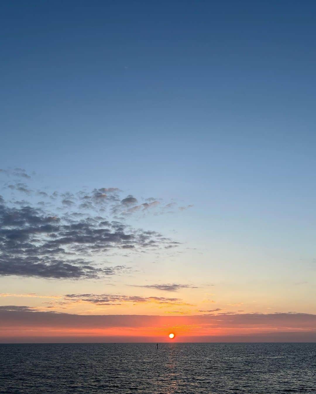 神崎恵さんのインスタグラム写真 - (神崎恵Instagram)「・ お休みをいただくと、その前後のスケジュールが激しくなります😂 そんなコントラストも慣れるとなかなか楽しいもので、 毎日しっかりお仕事しています。 仕事終わり、そうだった！ と思い出したオレンジの空と星がたっぷり浮かぶ空。 沖縄の空。綺麗でした。 いい思い出ができました。 数日前のことなのに、もう懐かしい。  宿題、おわった？  #沖縄」8月18日 17時35分 - megumi_kanzaki