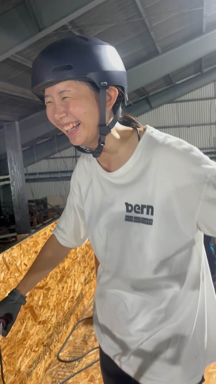 大池水杜のインスタグラム：「I tried a backflip at formpit for the first time in 6 month since I broke my spine! This move broke my spine and I still have the bolt in my back, so I was a little nervous, but it was so fun😋 半年ぶりに回ったよ〜！スポンジプールでだけどw ボルトがまだ背骨に入ってるからその怖さがあったし、少し緊張しちゃったけどサクッと回れて良き！ もう少しもう少し😁 楽しみすぎる！ ローカルの皆んな、いつもありがとう🙌🏼  @visavis_jp #slopeshot #VANS #bern #タウン情報おかやま #ライト電業 #bmx #bmxgirl #bmxfreestyle #bmxwomen」