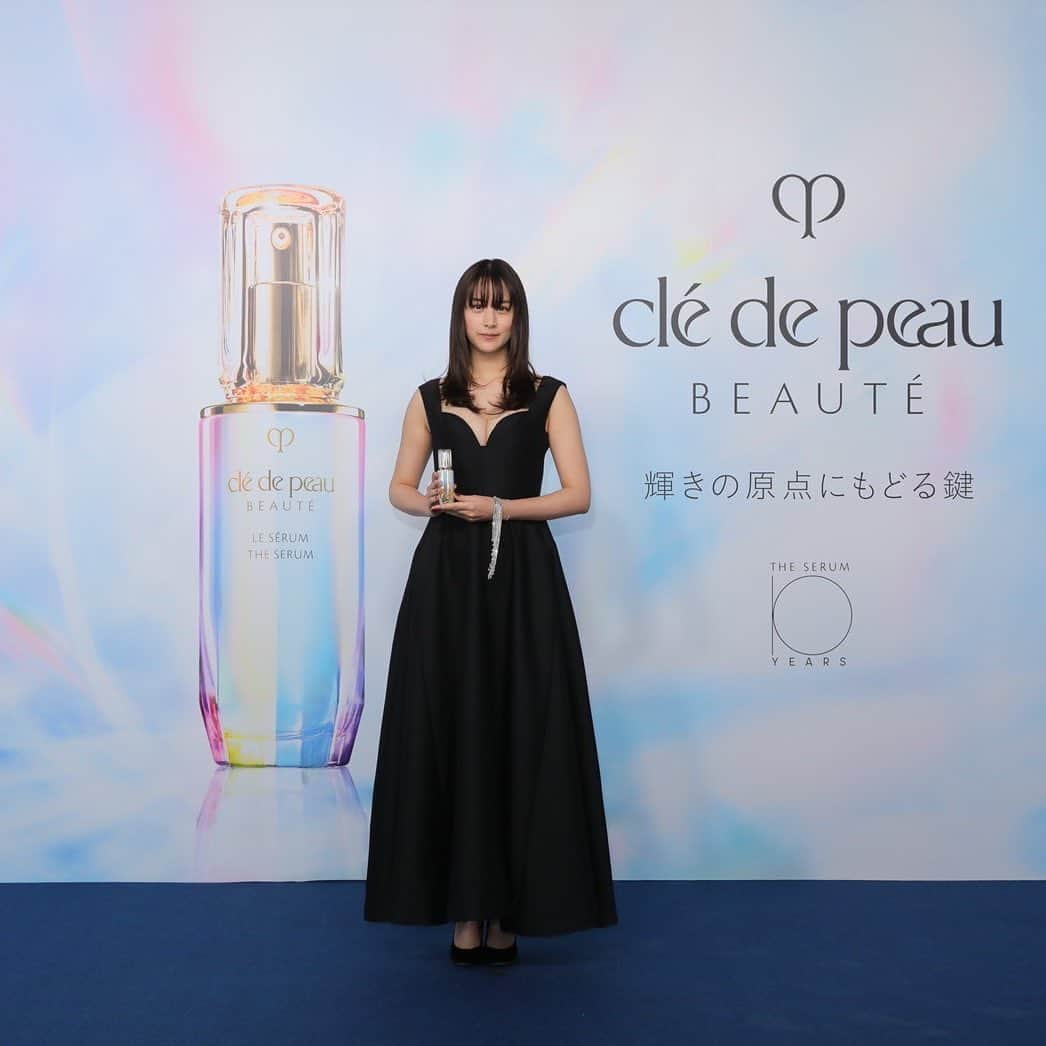 山本美月（スタッフ）のインスタグラム：「クレ・ド・ポー ボーテ POPUPイベントに参加させていただきました！  幻想的な世界観がとても素敵でした✨ そんな中、3枚目はポップな表情も見せてくれた美月さんです☺︎  衣装: ドレス、ブレスレット @harunobumurata  #山本美月　#山本美月スタッフ  #クレドポーボーテ」