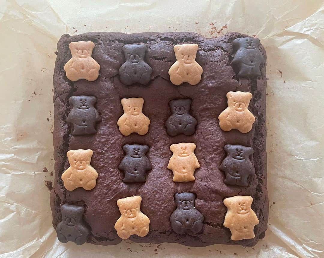 のインスタグラム：「くまのチョコブラウニーを 作りました🧸🍫🤎  ちょっと膨らみ過ぎたけど 美味しかったぁ🎵  #くまのチョコブラウニー  #無印良品 #ビスケット #あかねの手作りパン」