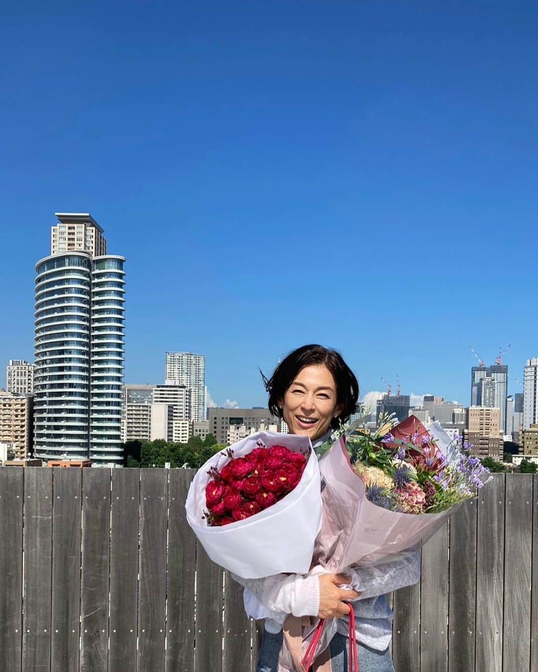 のインスタグラム：「Precious x Cartier の撮影。11月号なのでニットを着ています。 いつものチームが大きな花束で4日遅れの誕生日を祝ってくださいました。ありがとう @precious.jp  @cartier   今年は実家の断捨離という大ミッションがあり、毎週通って汗だくになって屋根裏を片付けたり、 テレビ局やスタジオで仕事をしたり、 遠方からの友に会ったり 読んだり書いたり考えたり、 そんな57回目の夏でした。 来週からは舞台『レイディマクベス』のリハーサルが始まります。新しい季節に、さあ向かおう。」
