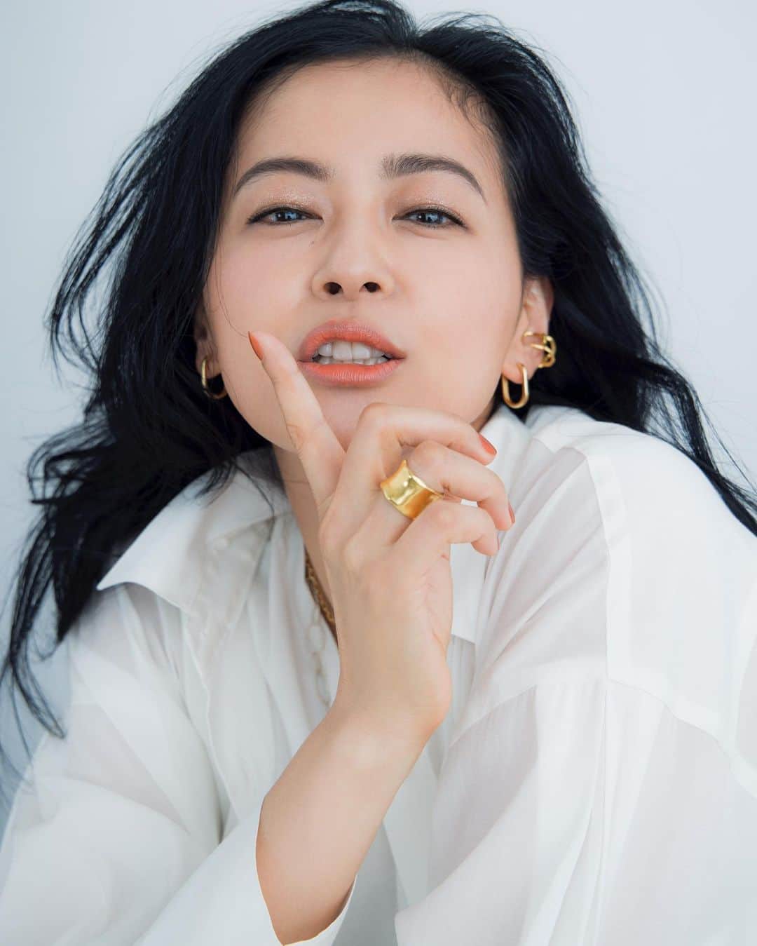 黒谷友香のインスタグラム：「皆さん、こんばんは☺️ おっまたせしました〜🤩 昨日の美スト10月号ベージュワンピに引き続いて、 今日は白シャツなんだけど、どっちが好き〜⁇ なんちゃって😆  #秋メイク#白シャツ 美スト#千吉良恵子 さん#黒谷友香」