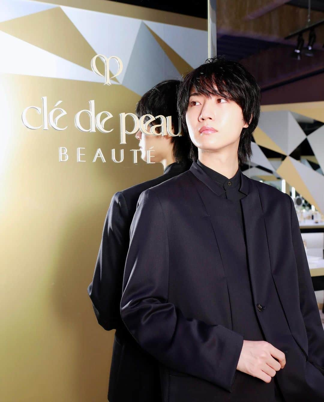 桜田通のインスタグラム：「Clé de Peau Beauté  誕生から10周年を迎える『クレ・ド・ポー ボーテ』の美容液 『ル・セラム』のPOPUPイベント『輝きの原点にもどる鍵』へご招待いただきました！  クレ・ド・ポー ボーテが40年以上の肌細胞研究によって解き明かした”肌の知性”を表現したインスタレーションになっていて、ル・セラムの誕生10周年に相応しい、美しさと知性を感じる特別な空間になっておりました✨  輝きを生み出す美容液『ル・セラム』の成分が凝縮されたマスクをお手元で体感できたり、美のプロフェッショナルによる肌測定やビューティーアドバイスや、数量限定でクレ・ド・ポー ボーテ オリジナルモクテル(ノンアルコールカクテル)の提供もあります🍸  会場のナレーションを聞きながら体験を進んでいく中で、自分と向き合えたり、新しい発見があったりと、自信が湧いてくるような気持ちになり、改めて『ル・セラム』や『クレ・ド・ポー ボーテ』のことも沢山知ることができました😌  『輝きの原点にもどる鍵』 は8月18日から8月27日まで、11:00~19:30(最終受付 19:00)で東京・神宮前のヨドバシJ6ビルにて開催しています！ 入場料は無料ですが、本イベントは事前予約制となっておりますのでお気をつけください✨  細胞の神秘に触れるエリアや『ル・セラム』を心ゆくまでお楽しみいただけるエリアなど様々なコンテンツを楽しみながら、自分というかけがえのない存在価値に改めて気づき、未来へのさらなる輝きと可能性を感じられる、本当に素敵なイベントになっていましたのでぜひ皆さんも行ってみて下さいね🌟  @cledepeaubeaute#クレドポーボーテ #ルセラム#細胞からはじまる輝き #pr」