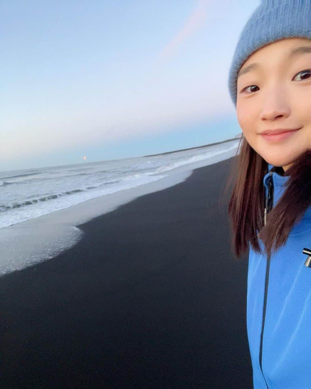 パク・ソダムさんのインスタグラム写真 - (パク・ソダムInstagram)「Black Sand Beach Vik🩵 Skógafoss🩵 Seljalandsfoss🩵」8月18日 17時51分 - imsodamm