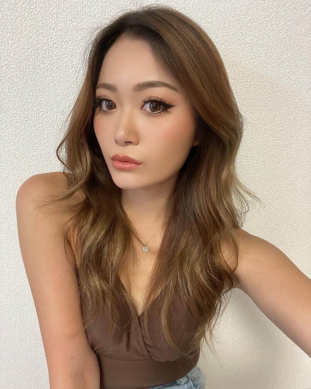 のインスタグラム：「気づいたら1ヶ月ぶりの投稿だ🔆‬今日のみみぽですラテな感じの日です🔆‬ @revo0126 さんにリタッチとトリートメントしてもらって髪サラサラなの❤️ あとリップの色変えてみて〜って意見来てたからちゅるんな感じにしてみたっ」