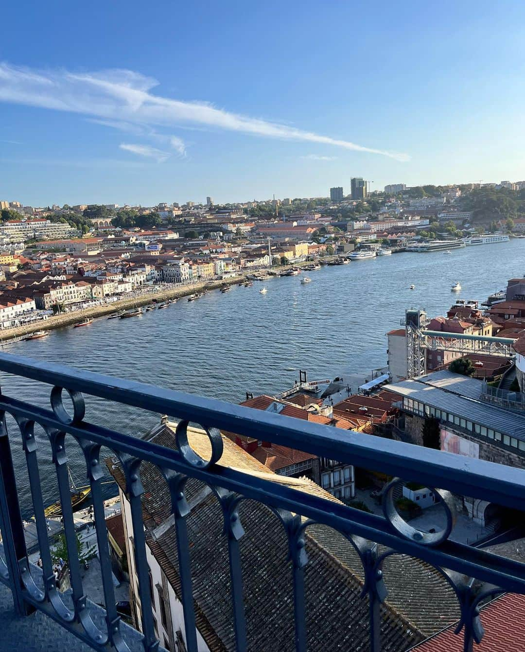 矢原里夏さんのインスタグラム写真 - (矢原里夏Instagram)「📍🇵🇹Porto,Portugal 【Ponte Dom Luís I】 ドン・ルイス1世橋。わたし、橋好きなんだよねー。大きな橋、感動しません？日本でも写真撮ってしまう。あと、ヨーロッパといえばドアが好き🚪❤️ . . . . #rikayahara #ヤハラリカ　 #ヤハラリカの地球さんぽ   #ポルトガル旅行 #Portugal #happy #子連れ海外 #trip #travel #旅行コーデ #旅コーデ #子連れポルトガル #ママコーデ #1歳ママ #子連れ旅行 #子連れヨーロッパ #ポルトガル旅行 #1歳ママ#女の子ママ #赤ちゃんとおでかけ」8月18日 19時00分 - rika_yahara