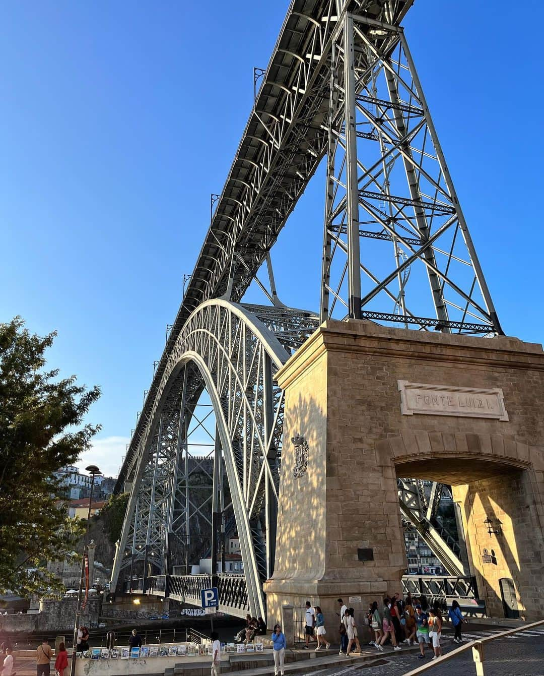 矢原里夏さんのインスタグラム写真 - (矢原里夏Instagram)「📍🇵🇹Porto,Portugal 【Ponte Dom Luís I】 ドン・ルイス1世橋。わたし、橋好きなんだよねー。大きな橋、感動しません？日本でも写真撮ってしまう。あと、ヨーロッパといえばドアが好き🚪❤️ . . . . #rikayahara #ヤハラリカ　 #ヤハラリカの地球さんぽ   #ポルトガル旅行 #Portugal #happy #子連れ海外 #trip #travel #旅行コーデ #旅コーデ #子連れポルトガル #ママコーデ #1歳ママ #子連れ旅行 #子連れヨーロッパ #ポルトガル旅行 #1歳ママ#女の子ママ #赤ちゃんとおでかけ」8月18日 19時00分 - rika_yahara