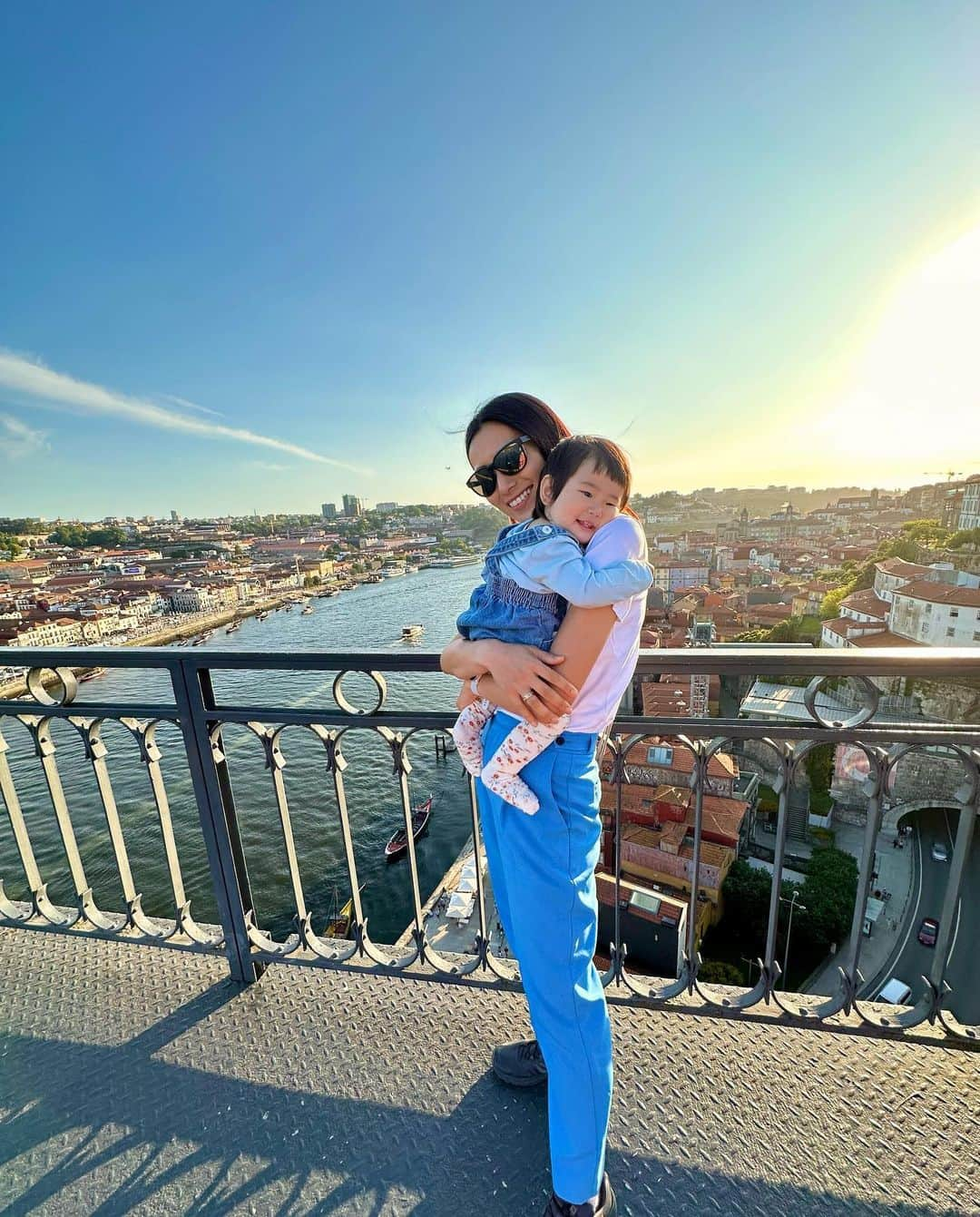 矢原里夏さんのインスタグラム写真 - (矢原里夏Instagram)「📍🇵🇹Porto,Portugal 【Ponte Dom Luís I】 ドン・ルイス1世橋。わたし、橋好きなんだよねー。大きな橋、感動しません？日本でも写真撮ってしまう。あと、ヨーロッパといえばドアが好き🚪❤️ . . . . #rikayahara #ヤハラリカ　 #ヤハラリカの地球さんぽ   #ポルトガル旅行 #Portugal #happy #子連れ海外 #trip #travel #旅行コーデ #旅コーデ #子連れポルトガル #ママコーデ #1歳ママ #子連れ旅行 #子連れヨーロッパ #ポルトガル旅行 #1歳ママ#女の子ママ #赤ちゃんとおでかけ」8月18日 19時00分 - rika_yahara