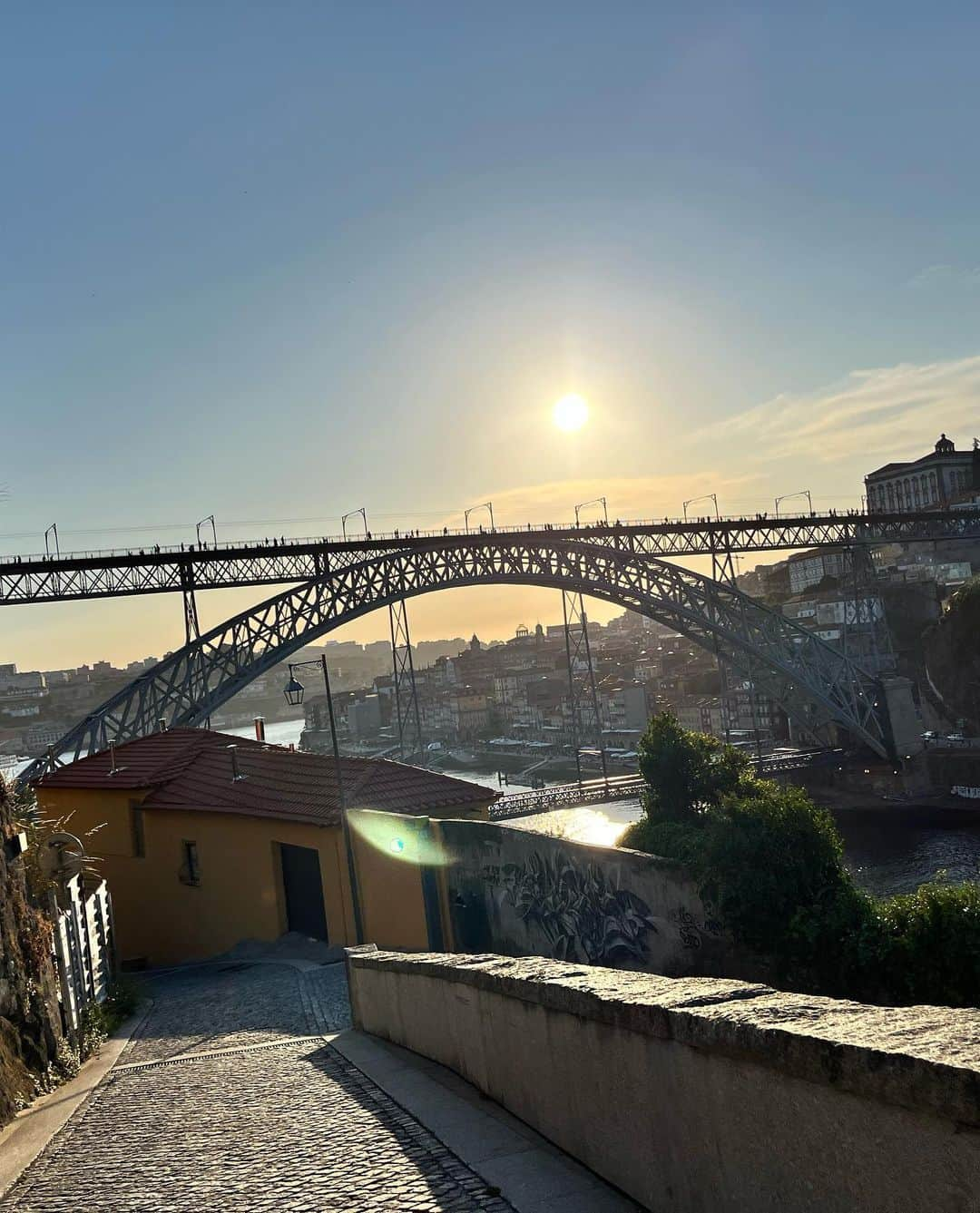 矢原里夏さんのインスタグラム写真 - (矢原里夏Instagram)「📍🇵🇹Porto,Portugal 【Ponte Dom Luís I】 ドン・ルイス1世橋。わたし、橋好きなんだよねー。大きな橋、感動しません？日本でも写真撮ってしまう。あと、ヨーロッパといえばドアが好き🚪❤️ . . . . #rikayahara #ヤハラリカ　 #ヤハラリカの地球さんぽ   #ポルトガル旅行 #Portugal #happy #子連れ海外 #trip #travel #旅行コーデ #旅コーデ #子連れポルトガル #ママコーデ #1歳ママ #子連れ旅行 #子連れヨーロッパ #ポルトガル旅行 #1歳ママ#女の子ママ #赤ちゃんとおでかけ」8月18日 19時00分 - rika_yahara