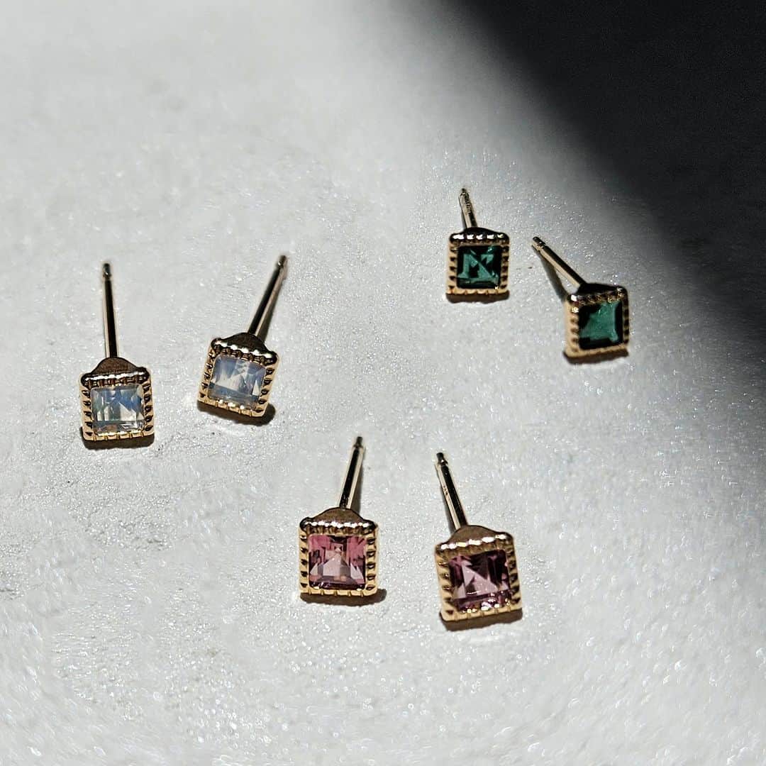 JUPITERのインスタグラム：「mosaic tileピアス 各￥13,200  モードになりがちなスクエアフォルムの石枠にデザインを施すことで、柔らかい印象をプラスしました。  ブルームーンストーン、ピンクトルマリン、グリーンクォーツの3種類のご用意がございます。  #jupiter #jewelry #fashion #instajewelry #fashionjewelry #instafashion #gift #earrings #K10  #gold #naturalstone #Turquoise #ジュピター #ジュエリー #ファッション #ギフト #ピアス #ゴールド  #naturalstone #天然石」
