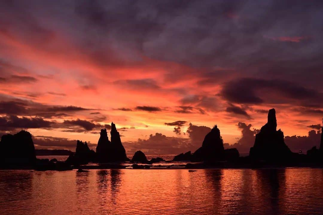 Visit Wakayamaさんのインスタグラム写真 - (Visit WakayamaInstagram)「. Experience an unforgettable scene, as the sun sets behind the mysterious natural Hashigui-iwa Rock formations.  📸 @mimimami322 📍 Hashigui-iwa Rock, Wakayama . . . . . #discoverjapan #unknownjapan #instajapan #landscape #japan #japantrip #japantravel #beautifuldestinations #wakayama #wakayamagram #explore #adventure #visitwakayama #travelsoon #visitjapan #travelgram #stayadventurous #igpassport #explorejapan #lonelyplanet #sustainabletravel #bucketlist #roadslesstraveled #summerinjapan #summerbreak #sunsetlovers #sunset #hashiguiiwa #rockformations #shirahama」8月18日 18時00分 - visitwakayama