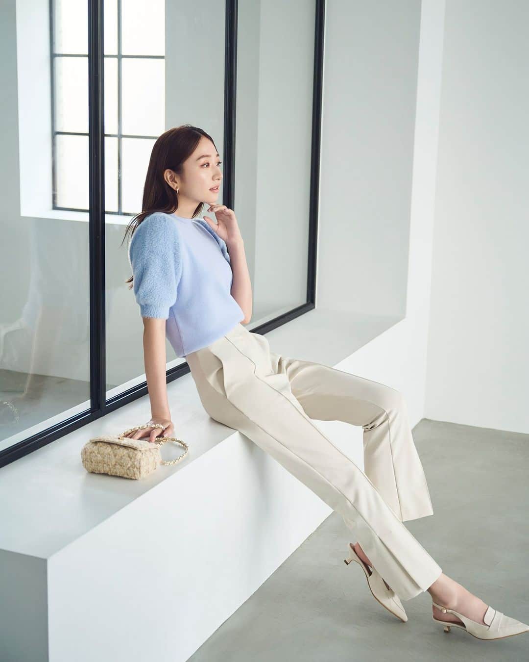 NATURAL BEAUTY BASICのインスタグラム：「本日より鹿沼憂妃さん着用の 秋の新作webカタログが公開スタート♡  Stylish mood in AUTUMN Feat.Yuki Shikanuma  シンプルながらも構築的なシルエットを作り出すトップスに、 クリーンなナロースカートやタックパンツ… NBBはこの秋、ミニマル＆スタイリッシュなコーディネートをご提案。  ファーやチュール、優しげなニュアンスカラー… 女性らしいニュアンスも程よく盛り込まれているから、 フェミニン派にもしっくりフィット。  ■フェイクファースリーブニット ¥7,480 tax in size:FR color:オフ/ベージュ/ブルー #0173270851  ■サイドベンツパンツ ¥9,900 tax in size:S/M/PS color:クロ/オフベージュ #0173230814  #鹿沼憂妃 さん #ニット #ファーニット #半袖ニット #パンツスタイル #ワントーンコーデ  #秋先取り #秋コーデ #お出かけコーデ #オフィスコーデ #オフィスカジュアル #通勤コーデ #大人可愛い #カラーコーデ  #着回しコーデ #きれいめカジュアル  #ベーシックコーデ #ベーシック #ナチュラルコーデ #トレンドスタイル #シンプルコーデ #ナチュラルビューティーベーシック #naturalbeautybasic」