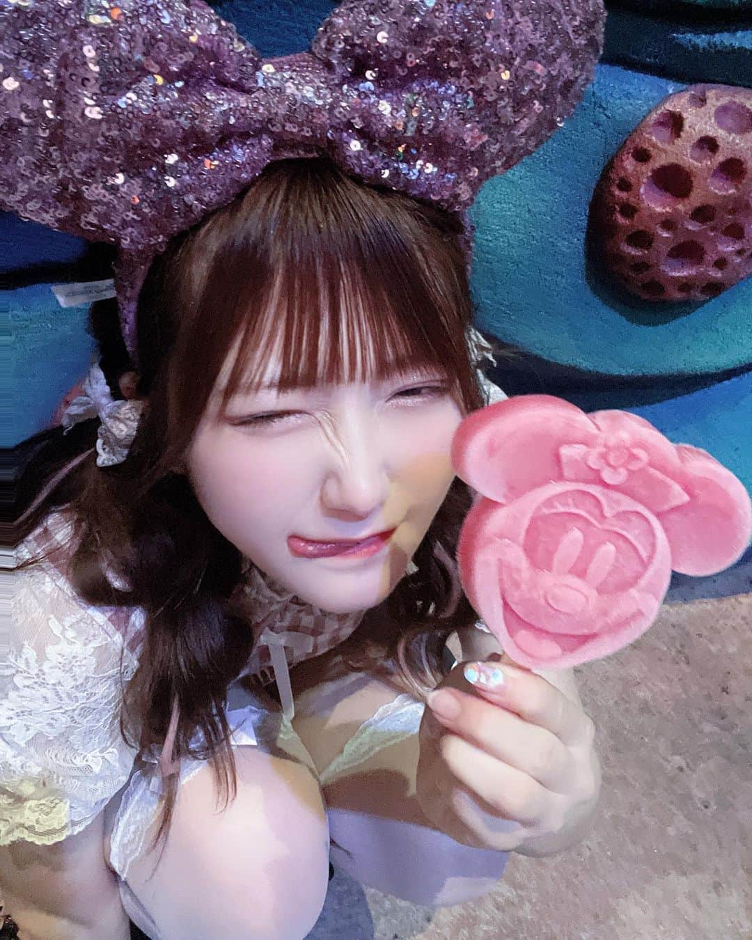 のインスタグラム：「夏はアイスだよねーー♡  あと香りとかも大事だよね🎶 最近おすすめの香水は、、 #tirtir  さんから新しく出た香水ブランドのPOSTESSAY✨  005のワンダーウィズミー♡ めちゃめちゃいい匂いで友達に褒められた♡マンダリンとアイリスの混ざった匂いめちゃめちゃいいからみんなに匂い嗅いでもらいたいね♡ふふ  #POSTESSAY #オードパルファム #香水 #香り持続力 #パフューム #ユニセックス香水 #ディズニーコーデ #ディズニーシー #ヘアアレンジ #ディズニー好きな人と繋がりたい #ディズニーカチューシャ #ディズニーリゾート  #量産型ヲタク #量産型女子  @postessay.official @postessay_jp_official」