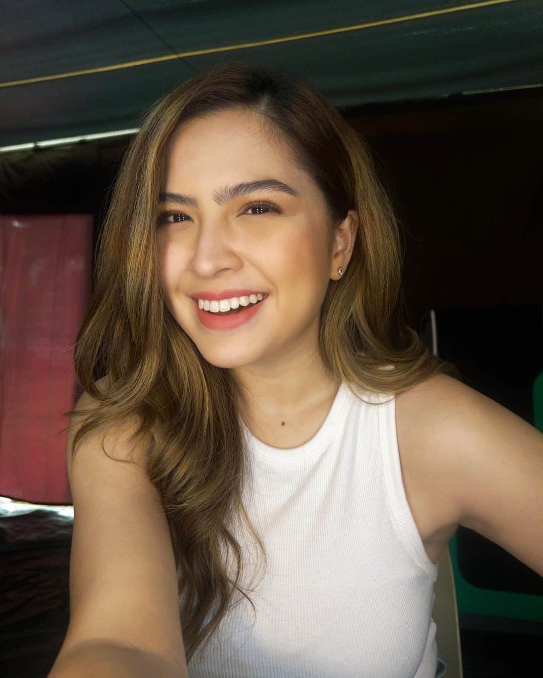 Alexa Ilacadのインスタグラム：「Smiles for miles 😁💕 What are you grateful for today?  I’m grateful that I get to do what I love for a living & that my supporters always have my back.  I’m also grateful that @ilovemydentistph helps me take care of my teeth while @prettylooksph did my lip tint tattoo so nicely 💋」
