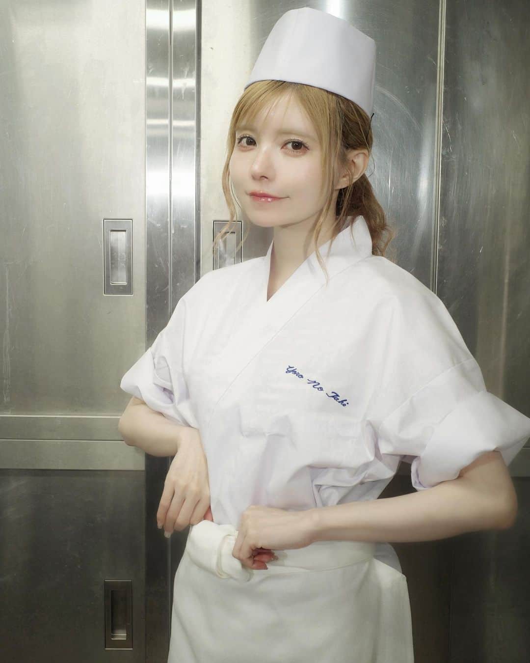 益若つばさのインスタグラム：「美味しい美味しいお知らせです！❤️‍🔥 今回養老乃瀧さんとスパイシートマトカレーうどんを冷凍で作りましたー！🍛🍅🌶️(スパイス入れなければ辛くないです！) ⁡ 普段我が家で作っているトマトカレーをうどんに合うように養老乃瀧料理長中島さんに再現&アプデしていただきました！ トマトの酸味とスパイスが効いていて病みつきになる悪魔的な美味しさのカレーうどんが出来上がりました！  激辛が大好きなので別添えで激辛スパイスも作りました。❤️‍🔥❤️‍🔥❤️‍🔥❤️‍🔥 限界まで辛く、そして美味しいにこだわってます。  辛いのが苦手な方はスパイスなしで、辛いのが好きな方はぜひ少しずつ入れてみてください。🌶️🌶️ ⁡ うどんもしっかりコシがあってレンジで温めるだけで食べられて、カレーも温めるだけの簡単な仕様です。  本当に悪魔のような辛さと美味しさで、辛いのに次の日も食べたくなる味です。 ぜひチャレンジしてみてくださいーー！！ ⁡ 今日から期間限定で発売開始で、 購入先は養老乃瀧HPかストーリーズに載せますー！ ⁡ 作ってる過程や詳しい詳細は夜私のYouTubeにアップするので観てねー！  お店ではなく通販です！なくなる前にお早めに🫶🏻 届いて食べたらSNSで報告してねー！ ⁡ ⁡ ⁡ なお、辛いクレームは受け付けません😂🤣❤️‍🔥笑  #養老乃瀧　#トマトカレーうどん  #udon #curryudon #producer」