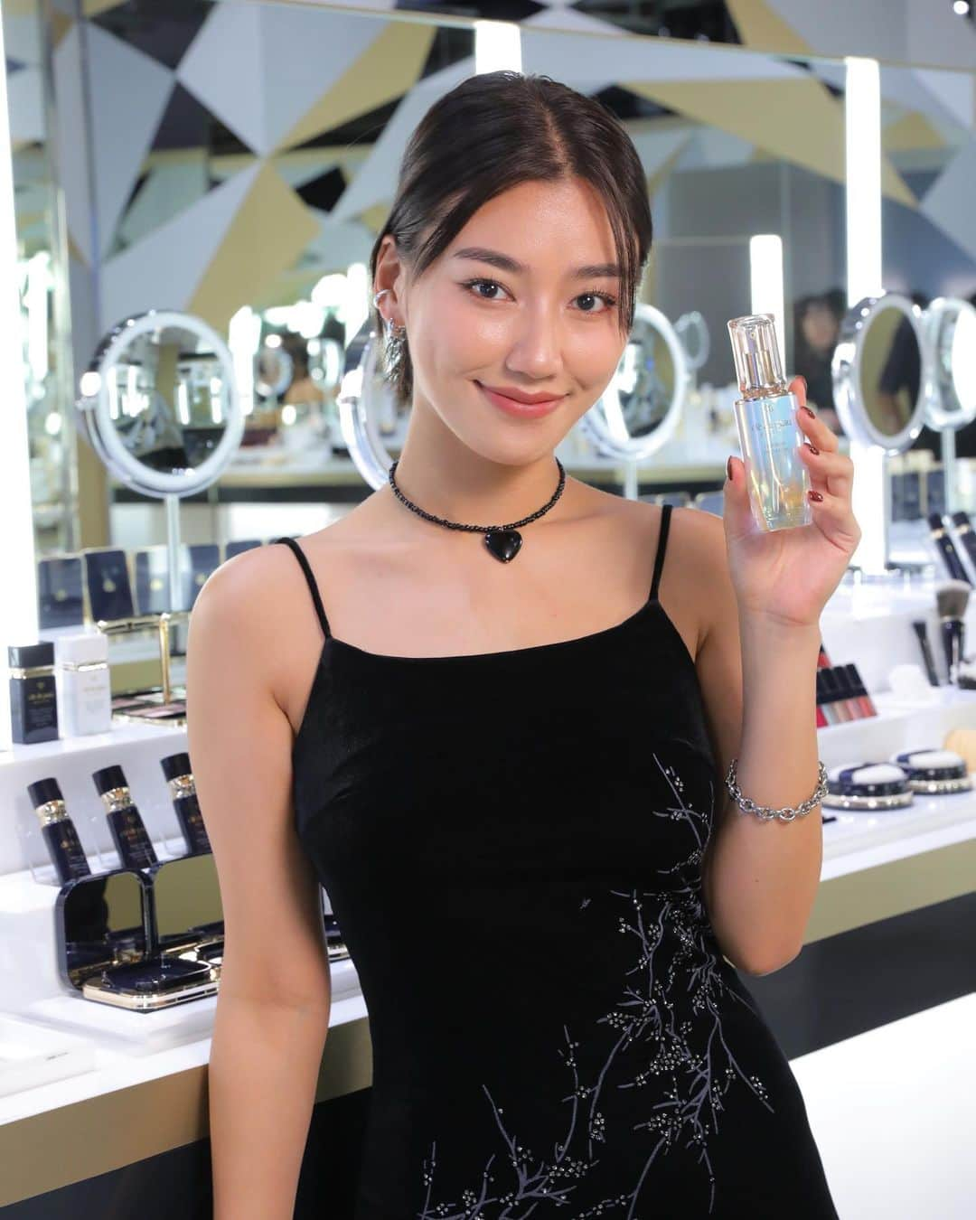 松本優のインスタグラム：「先日は、「クレ・ド・ポー ボーテ」@cledepeaubeaute  【誕生から10周年を迎える美容液「ル・セラム」のPOPUPイベント『輝きの原点にもどる鍵』】に行ってきました🦋  『輝きの原点にもどる鍵』というコンセプトに基づき、会場のナレーションを聞きながら体験がでます✨自分と向き合えるにきっかけになったのと、面白い体験がたくさんできてますます美容に興味が！😭  たくさんの魅力を聞いてル・セラムがめちゃくちゃ欲しくなった🥹❤️  クレ・ド・ポー ボーテが 40 年以上も肌細胞研究されているということで、手に塗布してもらい体験したんですが、5分置いてみた肌にびっくり！化粧水の入り方が全然違うのとトーンアップしてお顔に使いたい〜😭てなった笑  そしてこのイベント皆さんも期間限定で体験できます！ 202 3 年 8 月 1 8 日(金)〜8 月 27 日(日)まで、事前予約制✨ ぜひみなさんチェックしてね🌱 #クレドポーボーテ #ルセラム #細胞からはじまる輝き #PR」