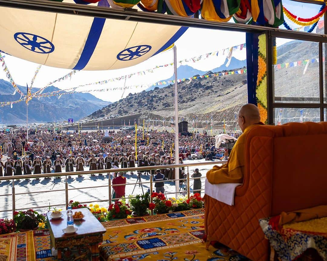 ダライ・ラマ14世さんのインスタグラム写真 - (ダライ・ラマ14世Instagram)「Grand reception and welcome ceremony in Khaltsi, Ladakh on August 18, 2023. #dalailama #khaltsi #sham #ladakh #welcome #reception」8月18日 18時04分 - dalailama