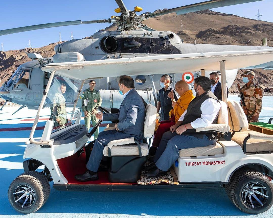 ダライ・ラマ14世さんのインスタグラム写真 - (ダライ・ラマ14世Instagram)「Grand reception and welcome ceremony in Khaltsi, Ladakh on August 18, 2023. #dalailama #khaltsi #sham #ladakh #welcome #reception」8月18日 18時04分 - dalailama