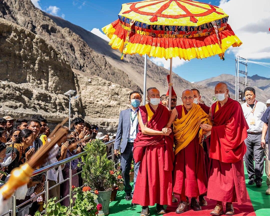 ダライ・ラマ14世さんのインスタグラム写真 - (ダライ・ラマ14世Instagram)「Grand reception and welcome ceremony in Khaltsi, Ladakh on August 18, 2023. #dalailama #khaltsi #sham #ladakh #welcome #reception」8月18日 18時04分 - dalailama