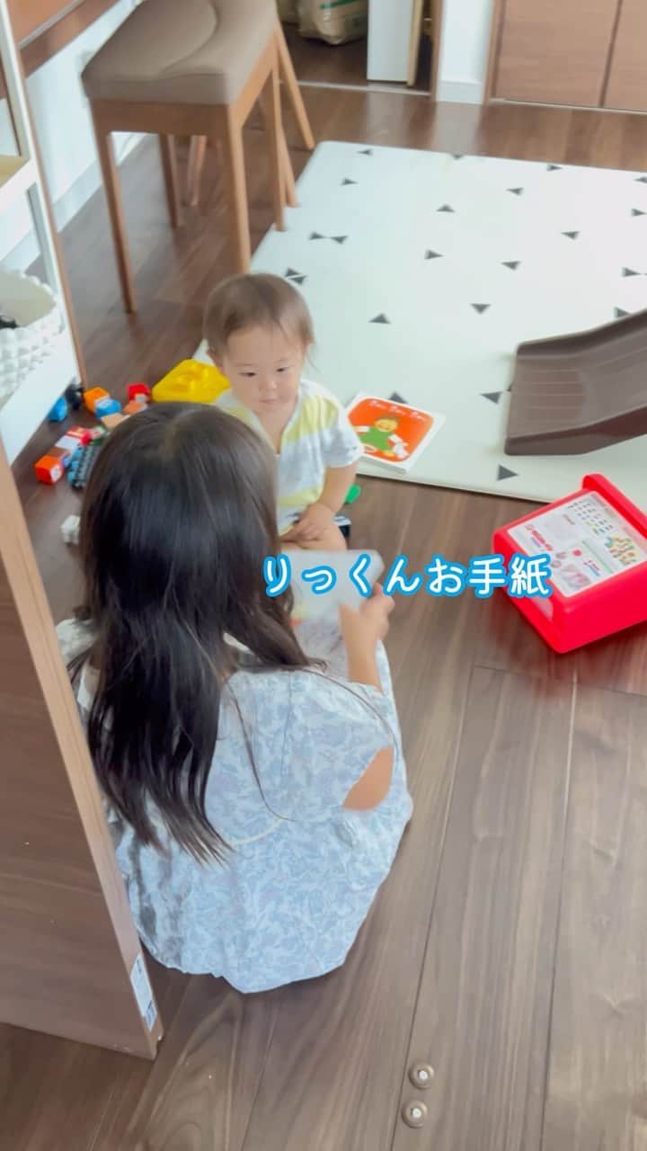 おとすずのインスタグラム：「やりたい放題の弟と 見返りを求めない姉のやりとり👧🏻♡👶🏻 . .  #３月生まれ#1歳5ヶ月#5歳差育児」