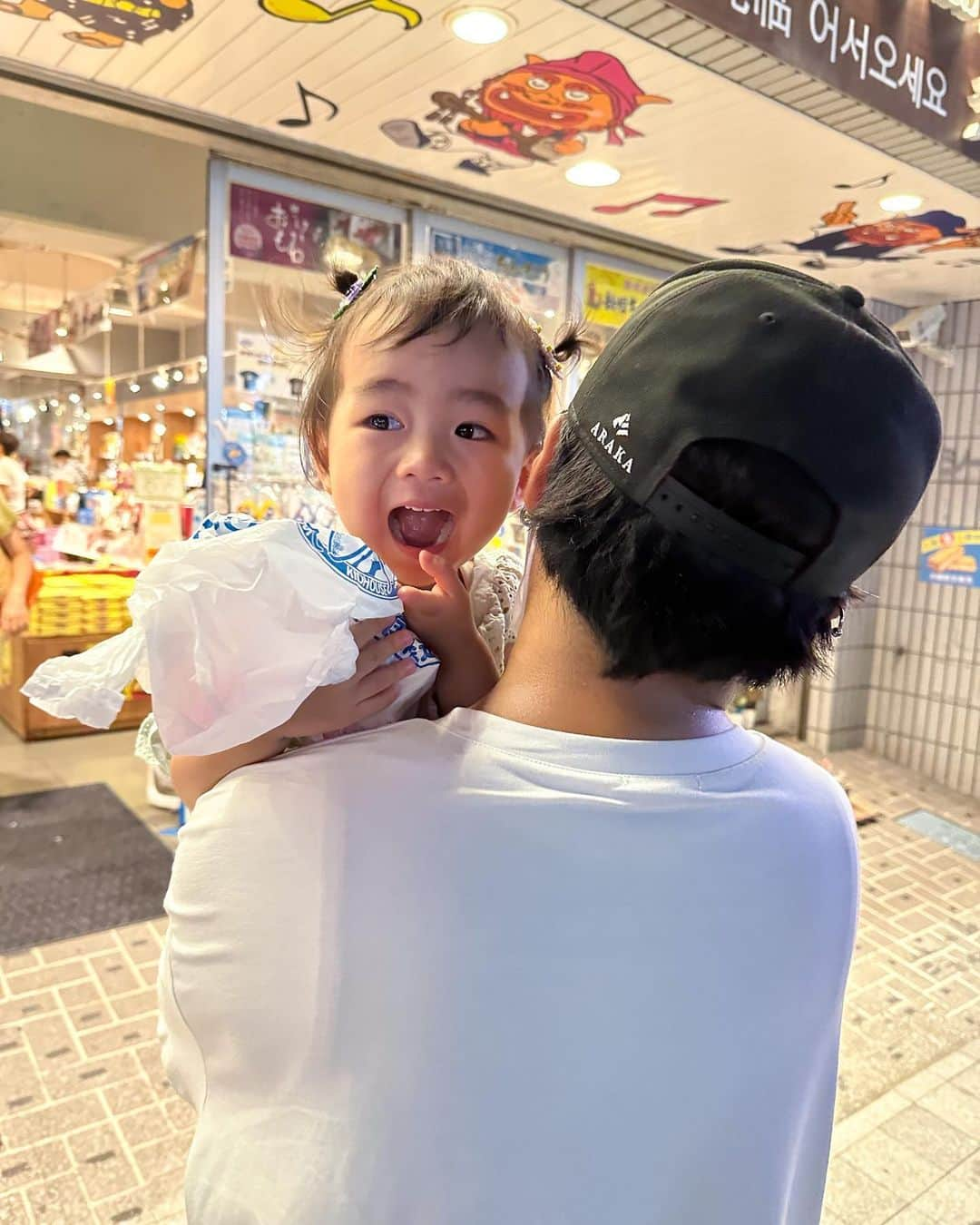 渡辺亜紗美のインスタグラム：「⁡ 🐠👛🫶🫶 ⁡ ⁡ ⁡ 国際通りで キラキラのシーサーのコップと 水族館のスプーンフォーク買ってもらって やったー！！！！！！の子。 ⁡ むしゅめ、写真とるよー！って言うと ウインクばっかりしてくれる🫶笑 ほとんど両目つむっちゃってて、愛おしさ100 ⁡ ⁡ ⁡ #こどものいる生活　#𝟤歳9ヶ月　#𝟤歳　#成長記録　#育児日記　#令和𝟤年ベビー #𝟣𝟣月生まれ　#沖縄」